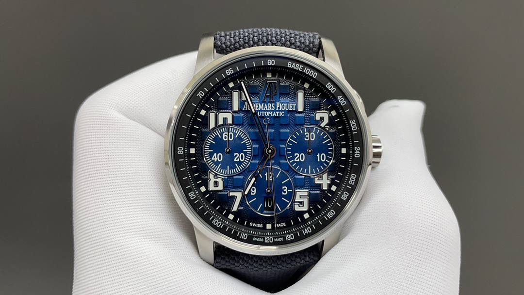 🚀皇家橡树26048离岸型41爱计时机械腕表💯 1.壳套按照原装开模多道工序顶级处理 2.一体字面立体工整的盘面“饼干纹理”和原装一模一样 3:316精钢表壳原装开模细节经过多道工序的打磨磨砂处理 4.7750机芯9字位小秒走时精准 5.表镜选用进口防眩水晶蓝宝石玻璃镜面 6.表带搭配进口意大利小牛皮以及帆布皮带，表扣实用原装针扣，尺寸41mm，爱彼入门级强烈推荐，精品打造