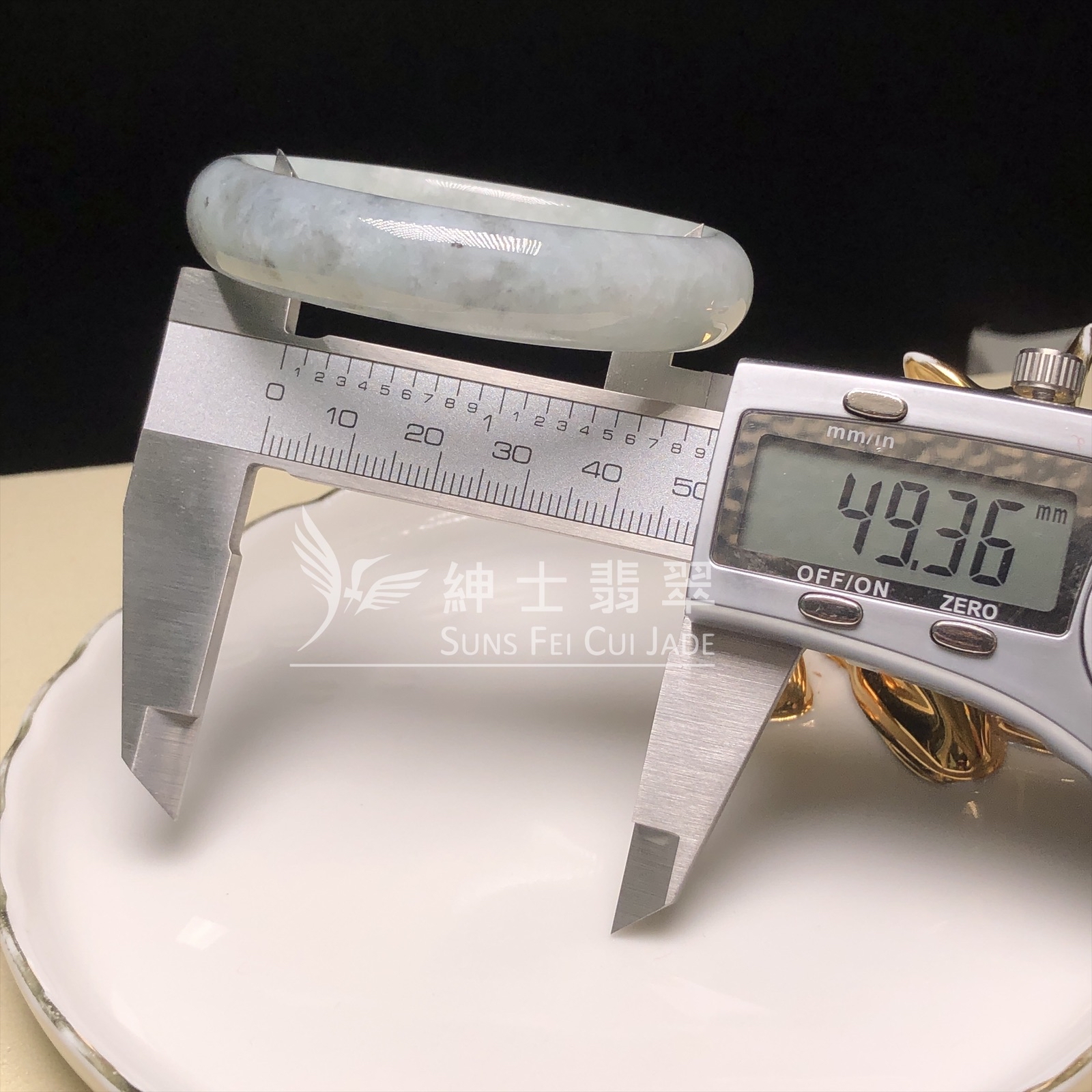 烏雞淡綠貴妃鐲49.3 YM00251