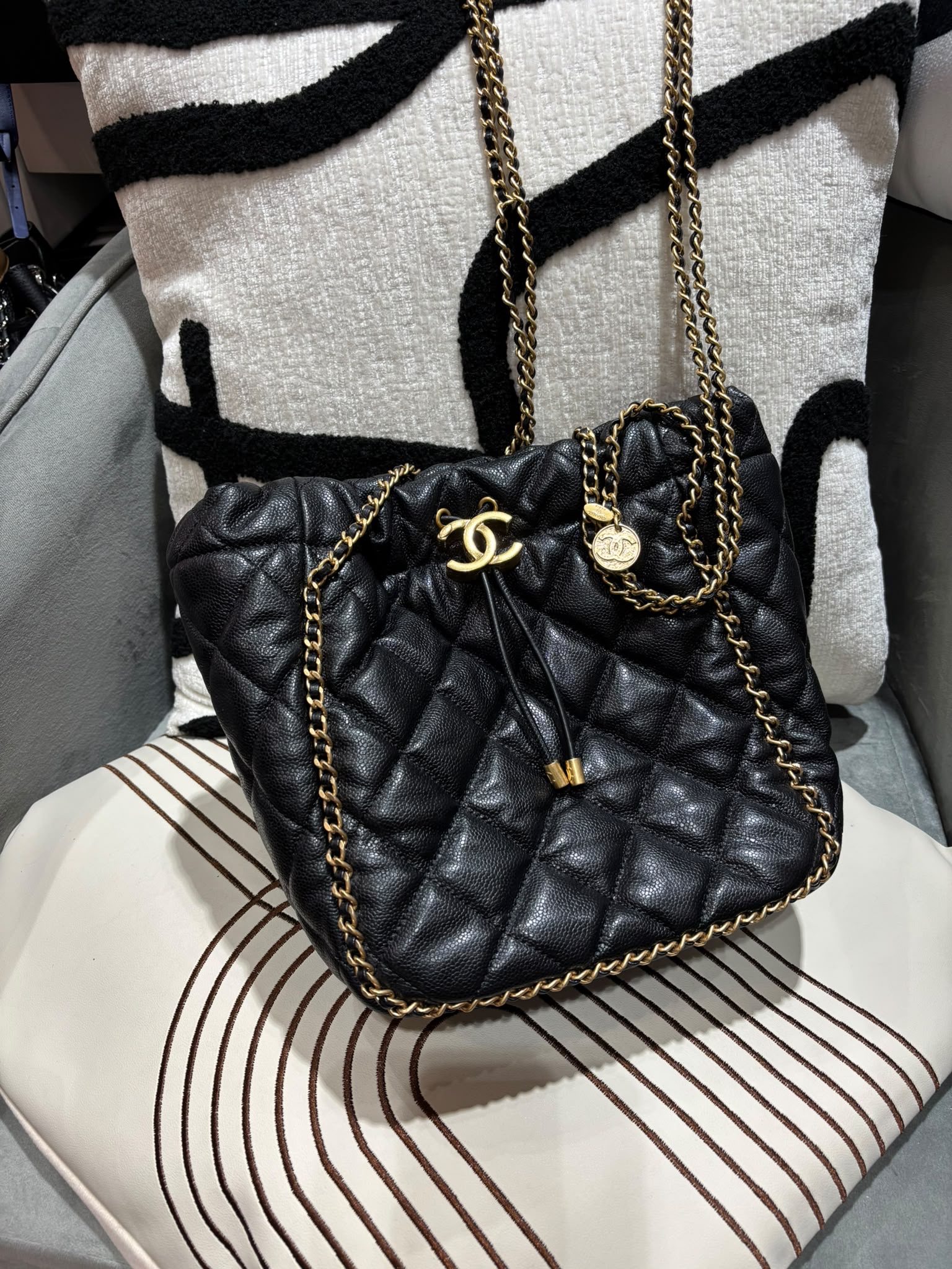 Chanel drawstring bag AS3469 黑色魚子醬牛皮金扣 bucket bag  100%Authentic,98%new  ✅晶片✅dust bag✅box