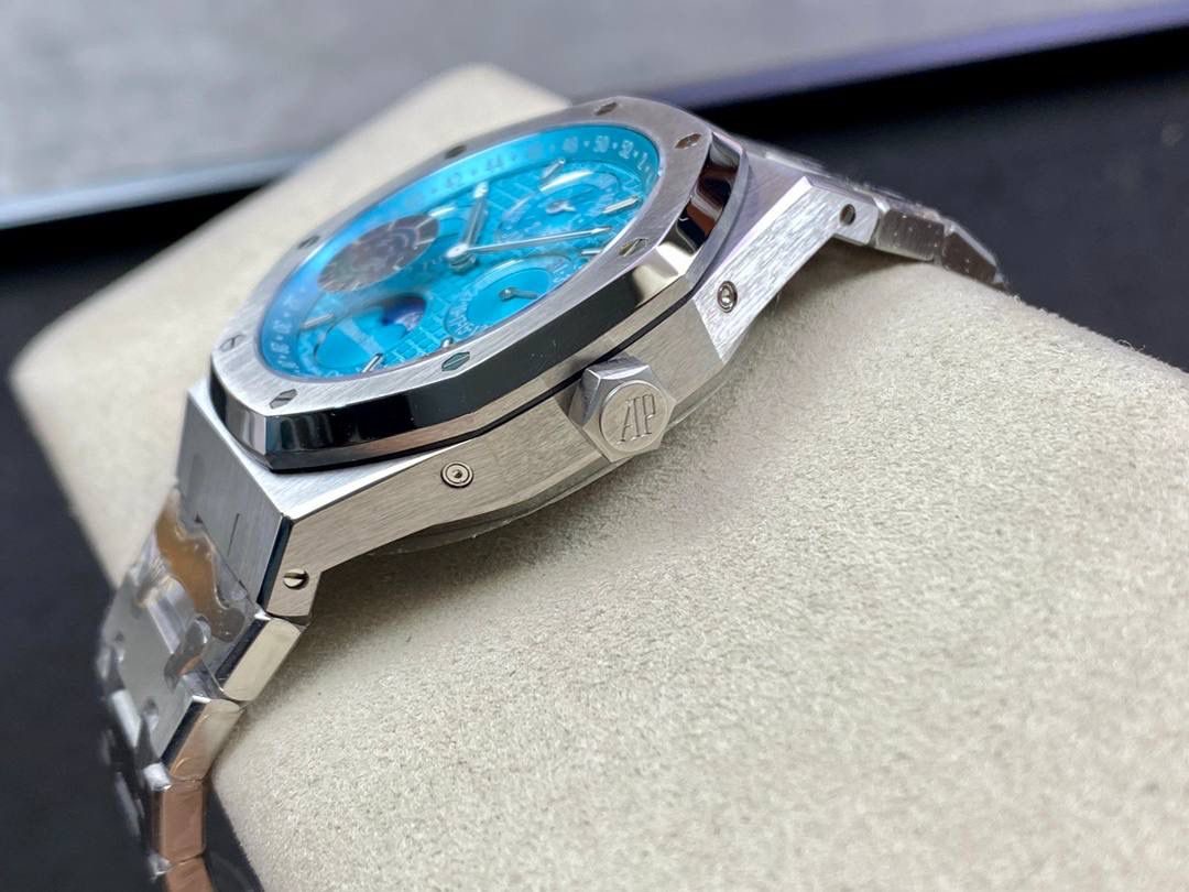 APS 爱彼 26574 皇家橡树系列在“Grande Tapisserie”大格纹装饰表盘上，日期、星期、月份、月相，和四个眼睛的位置与原装同步，（区别普通版本四个眼镜紧缩在一起）并以真实的月球图像显示天文精确月相，形成鲜明对比，直径41mm，复刻一体机5134自动上链机芯，厚度10.5mm（区别市面普通版本14mm ）所有功能真实可用，更薄 更像 ！