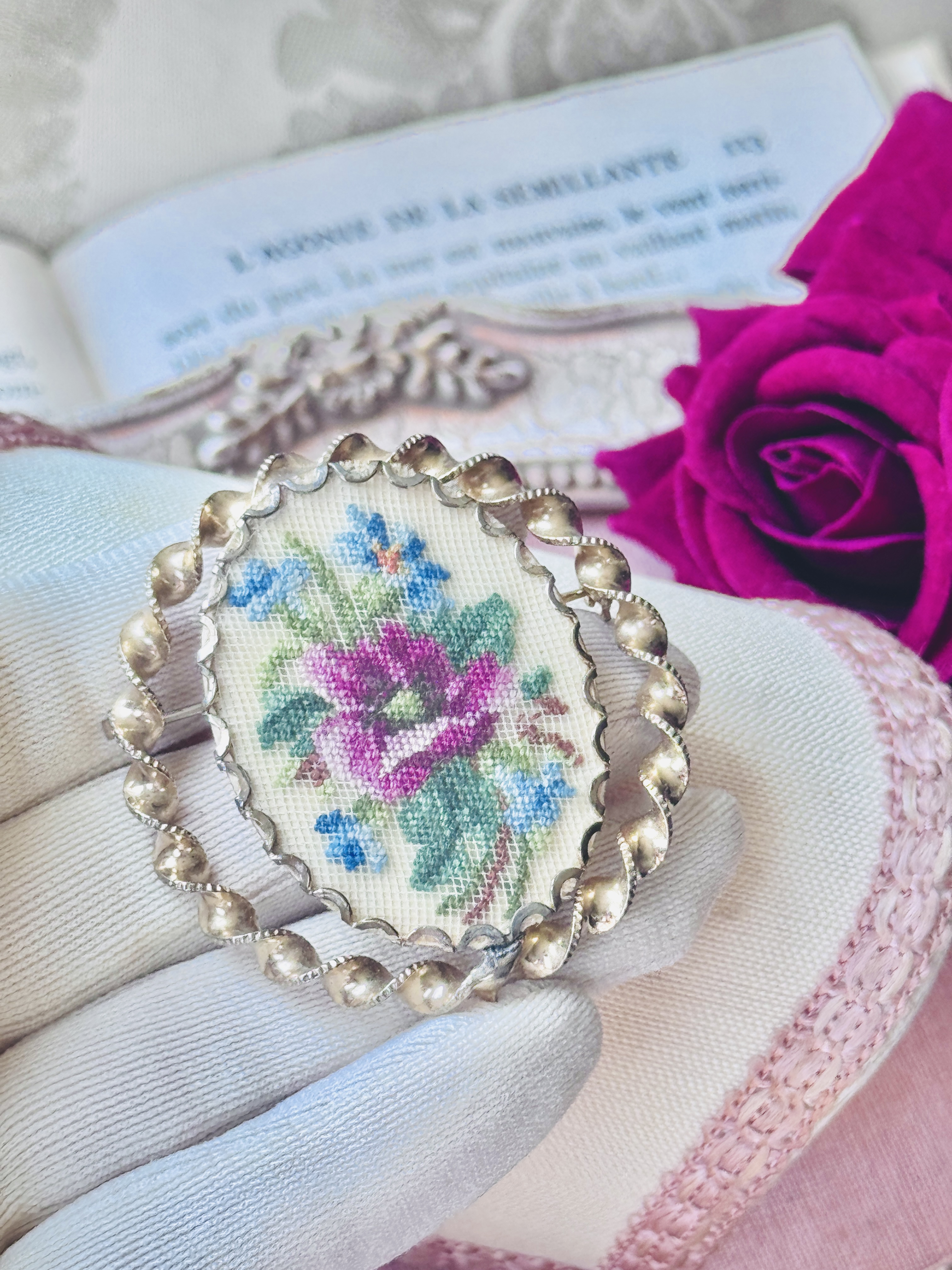 Vintage C.a. 1960s Floral Petit Needlepoint Large Framed Brooch (NZ117）