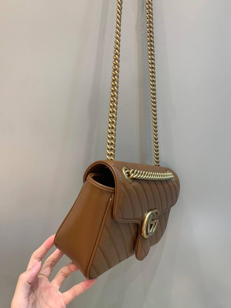 新背景实拍正品级 。经典款金扣焦糖色26cm‼️ 一只可爱的小金棕，终于等来marmont出新色了，而且不是那种让人扎眼的马卡龙色，这次是超级好看的焦糖色，这个颜色秋冬搭配衣服真的是绝了，现在用撞包几率也很低 所以赶紧买‼️ 型号443497；尺寸26/15/7cm