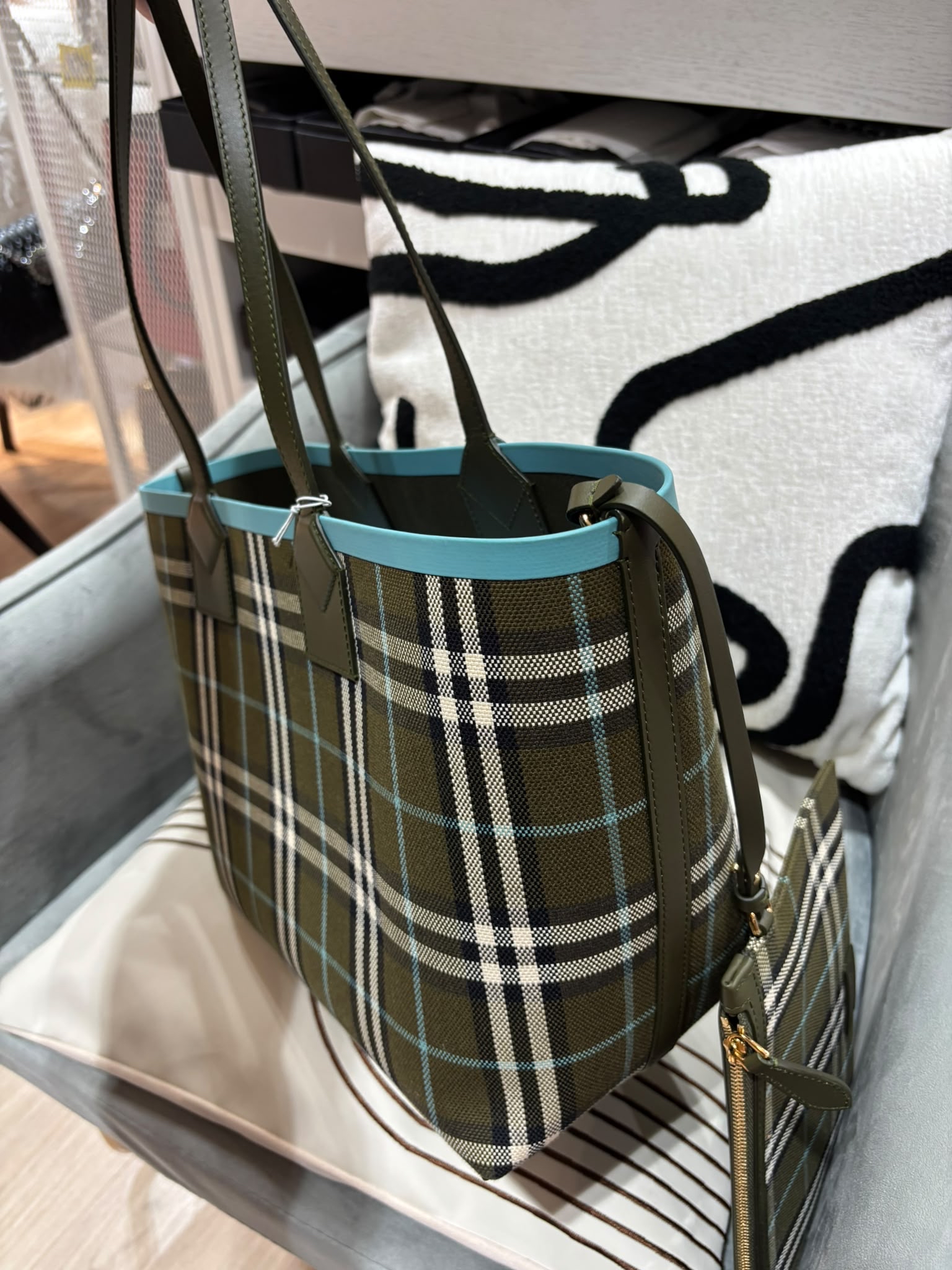 Burberry London Tote Bag Small 100%Authentic, 99%New ✅Dust bag