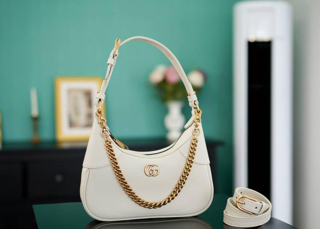 🥯Aphrodite系列小号新月造型肩背包 白色25cm 正品售价,500 复古又高级的新月造型，近期热搜新品 版型超正，实物真的超级美 山羊皮柔软但却耐造 三根肩带，实现多种背法~ 官方款号 731817 尺寸：25x 19x7cm