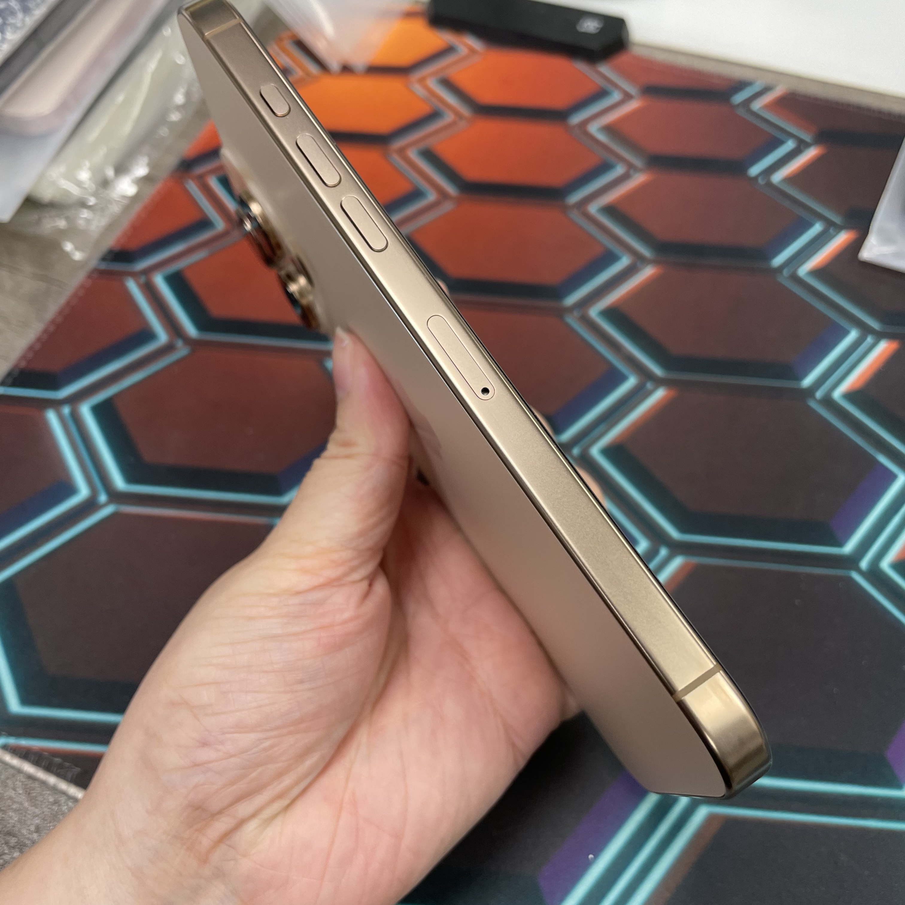 *8052 16 Pro max 完美機 256GB 電84 沙色 gold