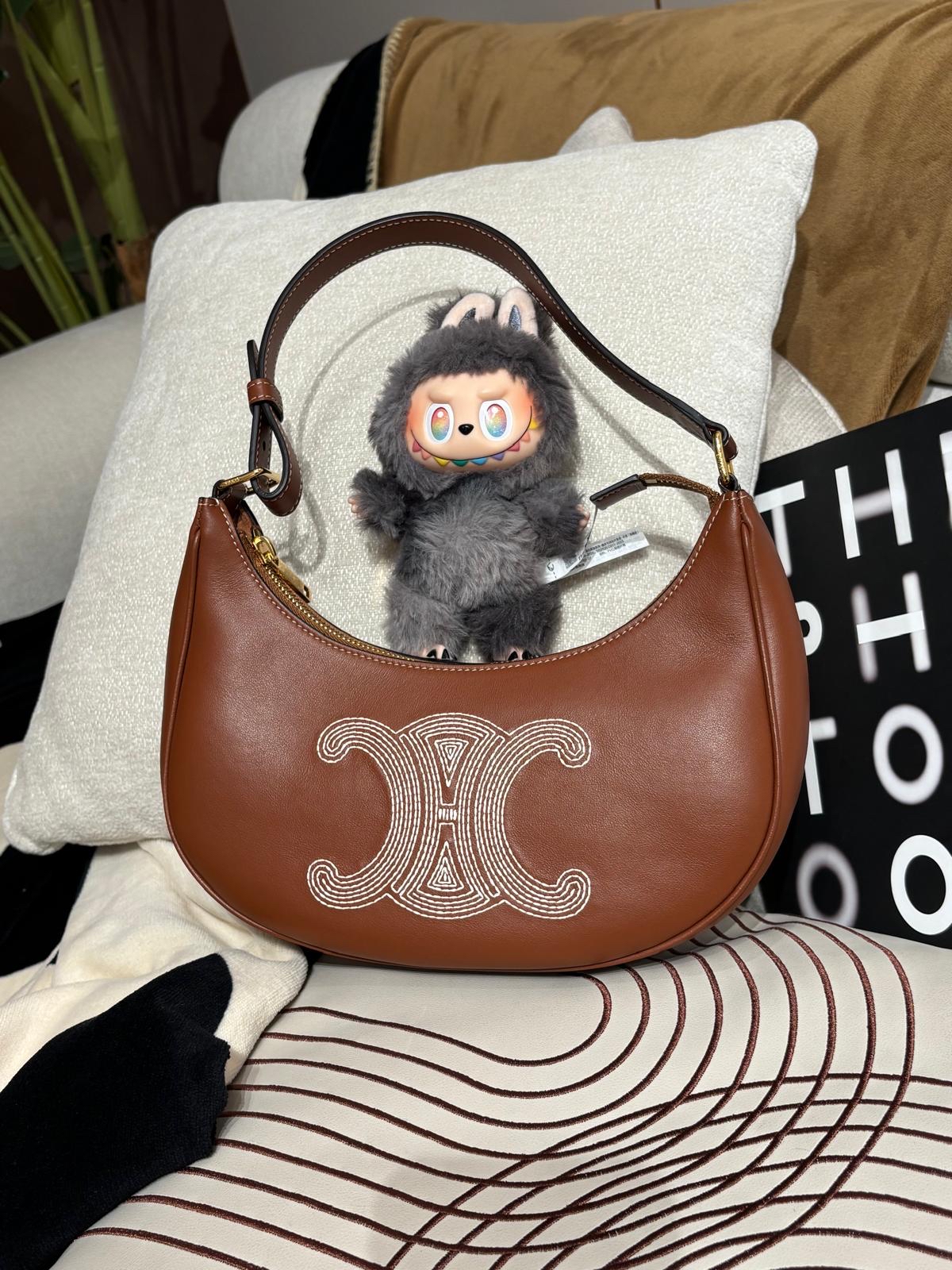 Celine Ava medium hobo calfskin 凱旋門logo 100%Authentic ,98%new✅dust bag