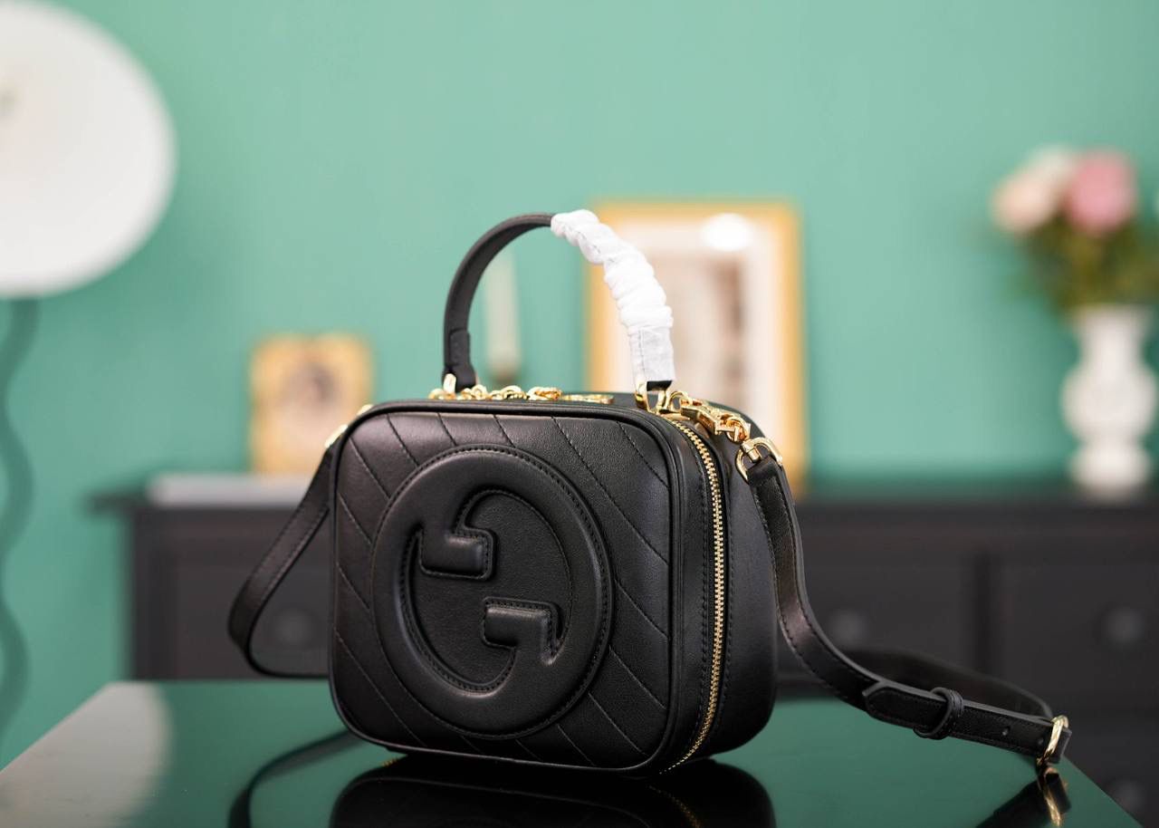 🥯Gucci Blondie系列手提包 克色17cm 正品售价¥17.000 独家原厂皮发售 限量级别 可爱的方正形小包 ，超级适合夏日穿搭 包身非常轻便，小身材大容量 配有长肩带，可以手提可以肩背 官方款号 744434 尺寸：17x15x9cm