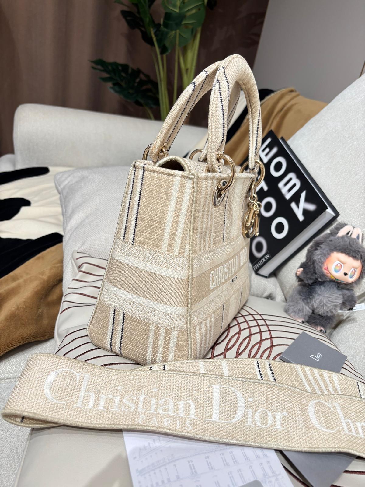 Dior lady dior medium  100%Authentic ,98%new ✅專門店收據✅證書✅dust bag✅box 📣🌟專門店現貨售價$ 4 x x x x🌟