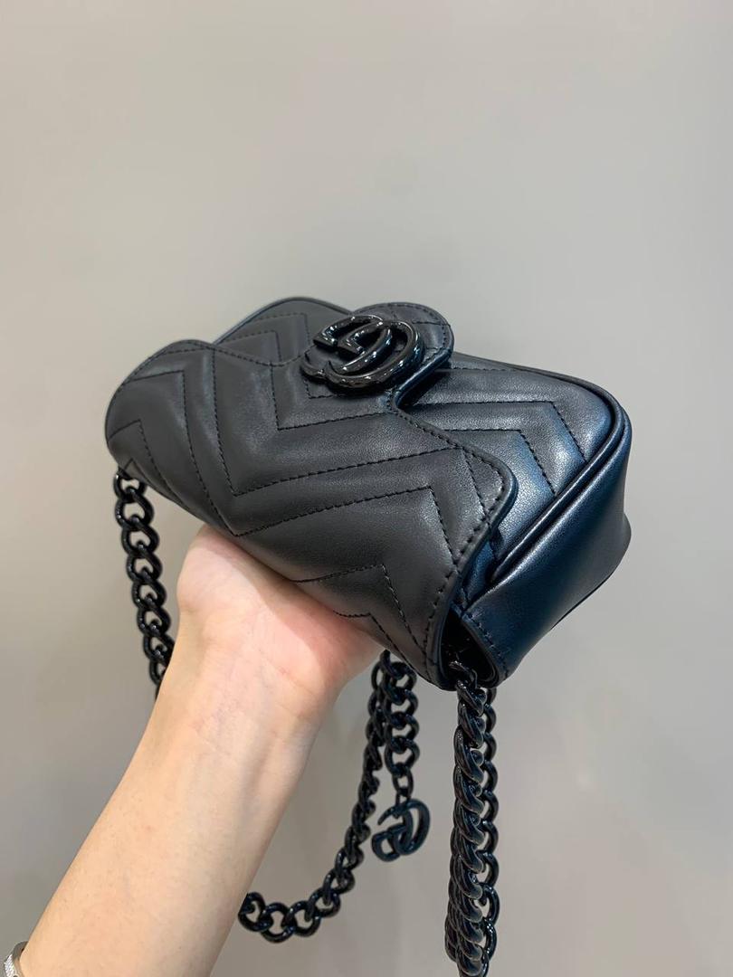 新背景实拍正品级 。马卡龙颜色：黑色❤️‍🩹 公认最百搭的颜色，黑树脂扣五金质感图片都可以感受的到，黑色给我的感觉更加又个性，酷炫风格，没想到黑色出来后真的有惊艳到我，不管皮料还是五金都是没得挑‼️ 型号699757；尺寸16.5/10/4.5cm