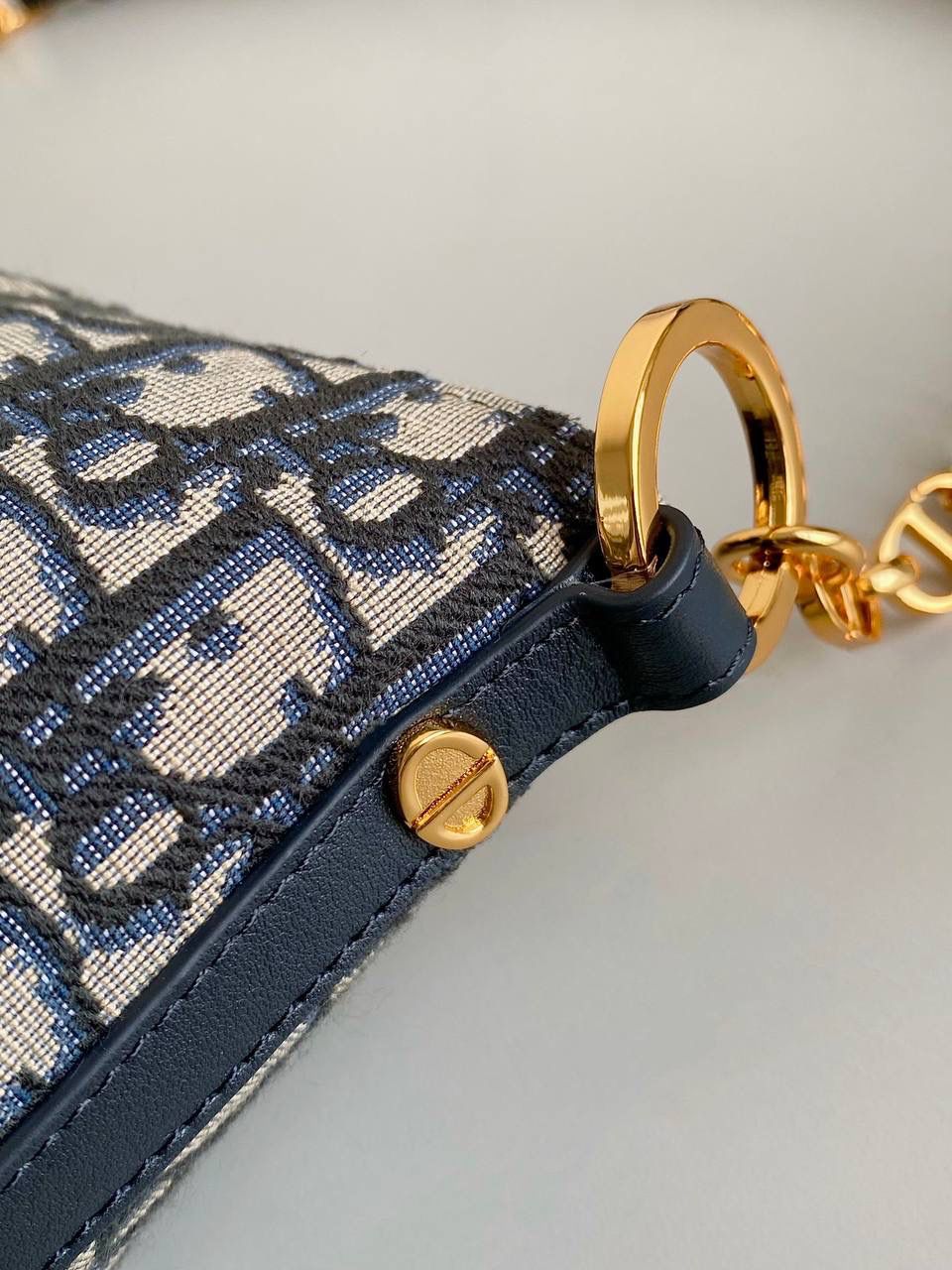 🈶老花蓝（腋下包） 𝗗𝗜𝗢𝗥 𝘀𝘁𝗮𝗿 幸运星⭐饭盒包 又一重磅推荐了！近几年的饭盒包大火！ 各个品牌都有推出过，简直谁用谁可爱啊 复古老花帆布材质，随意揉捏不变形 日常通勤，出差当化妆包也是非常可以 微调后的饭盒包有着幸运寓意的星星拉牌 还有可以调节的链条肩带可以腋下背🌟💯🤟🏻 28.5×14.5×10cm #6803m