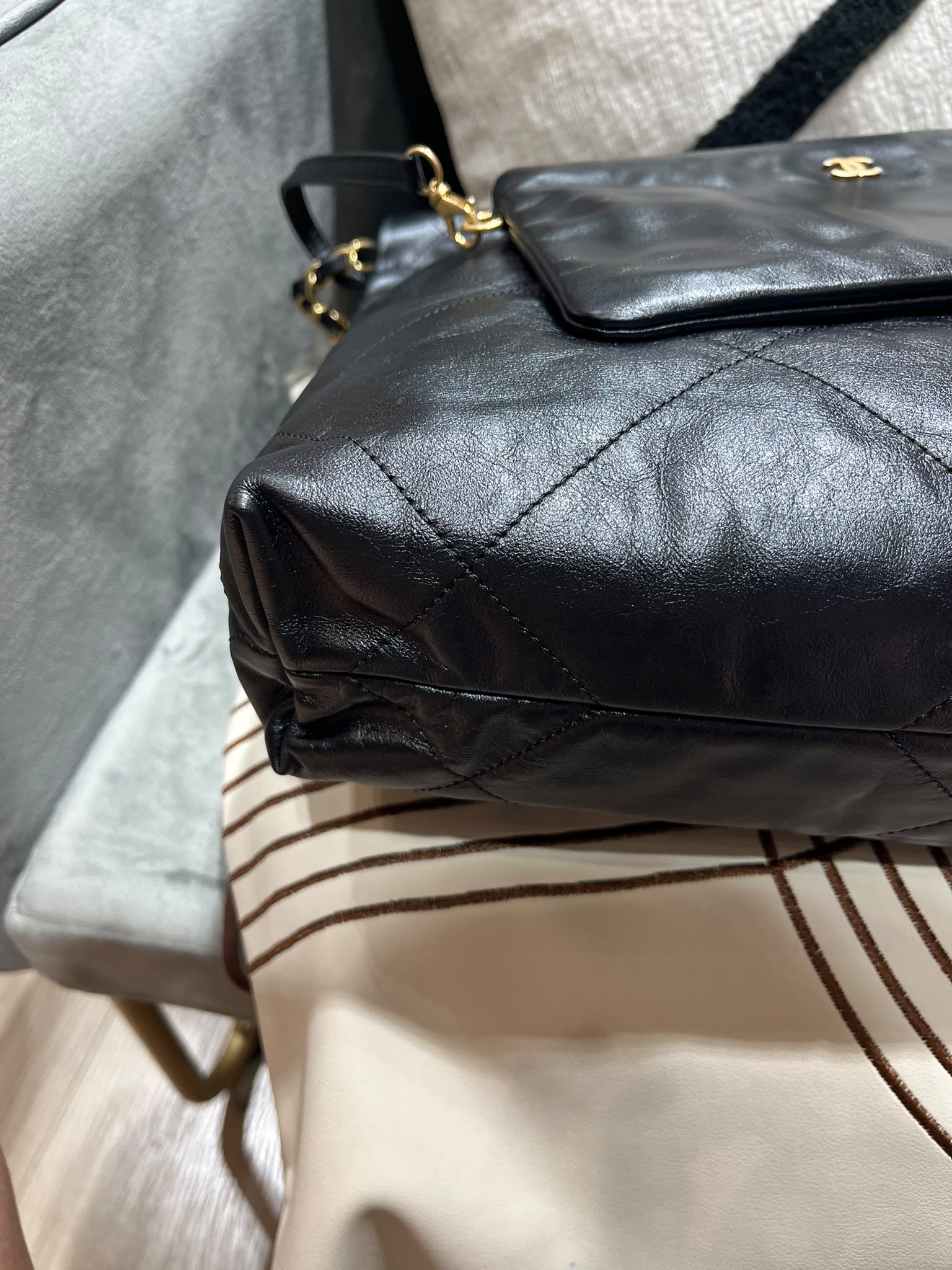 Chanel 22 Small AS3260 黑色牛皮，金鏈100%Authentic, 98%New ✅晶片✅Dust bag✅Pouch