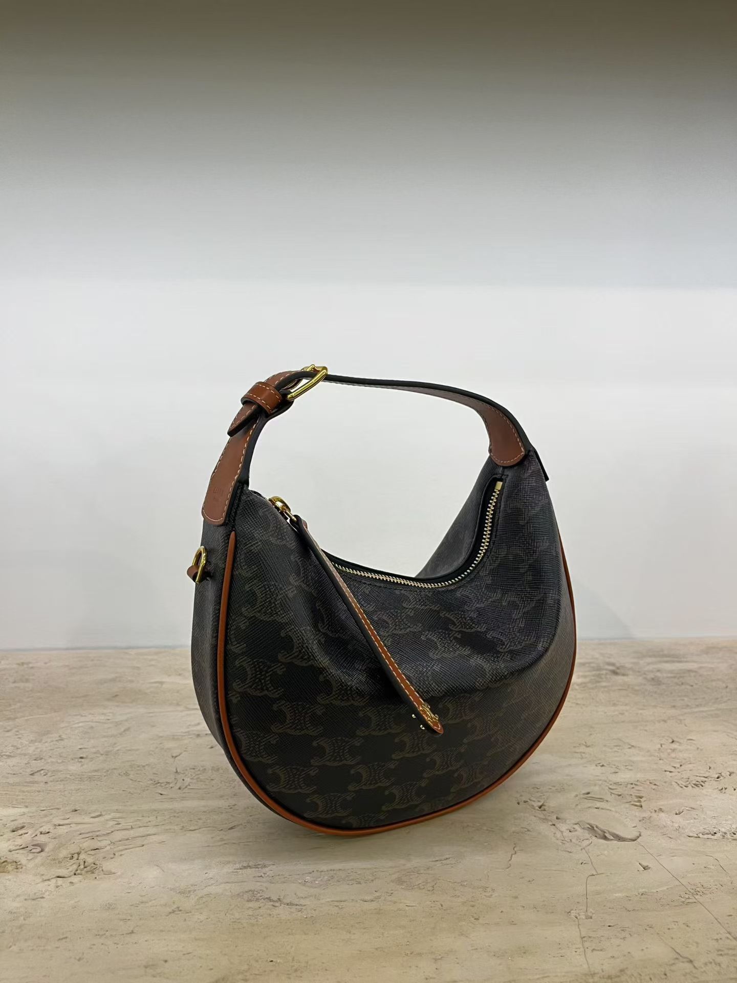 預購 💫💫💫 Celine 專櫃 Lulu teen. Bag 老花 21x24x5cm