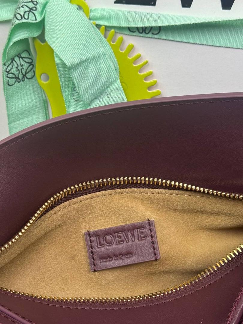 🎈最新编织手腕𝙋𝙪𝙯𝙯𝙡𝙚 ——【深酒红】 尺寸：𝟐𝟒-𝟏𝟎.𝟓-𝟏𝟔.𝟓𝐜𝐦 编码：062405 【配全套礼盒】 ♥️以罗家经典几何设计，搭配独特的编织手腕，绒面内里。 ♥️容量大，经典百搭，可拆卸肩带，有单肩，斜挎，手提等多样化背法。随性时髦洒脱，实用性强。 ♥️独家背景➕独家品质➕独家全套砖柜礼盒套装，市场高端品质皆在我手✌🏻