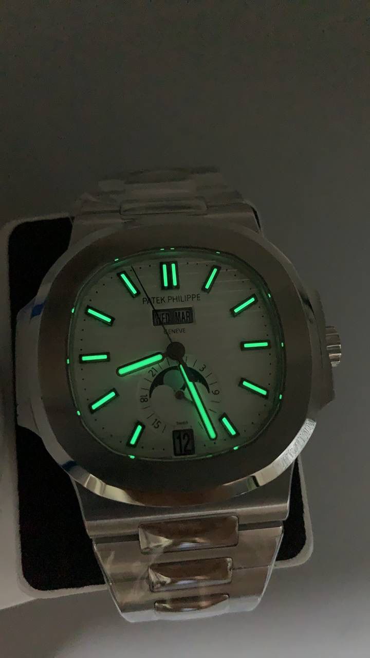 百达翡丽 Nautilus 5726/1A-014 年历月相显示自动机械男士腕表