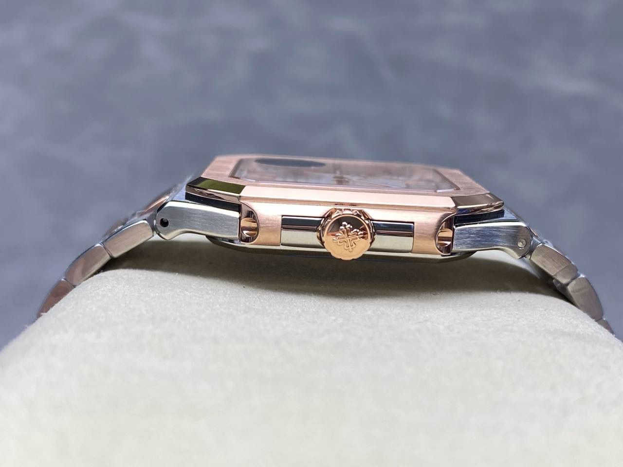 百达翡丽 方形 新系列CUBITUS 5821腕表 亮点特色：1️⃣机芯:搭载定制9015改Cal.26-330 SC一体机，调时不停秒，调时不停秒，摆轮位置均与正品一致，自动上链机芯。2️⃣钢带:316L定制级人体工程学表带，新扣款式。3️⃣表壳:尺寸45毫米厚度仅8.3mm，为表壳对角线长度(即10点位至4点位),因为表壳近似于方形，上下边的宽度会小于这一数值，所以视觉效果并不是很大。 搭配上，5821属于运动风格腕表，日常搭配正装和休闲风格也可以。