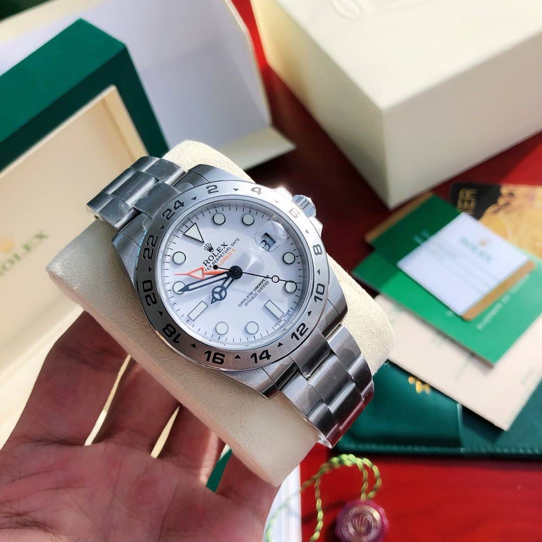 新款硬货！劳探险家来啦！戴出去撞款率极低的一款劳力士！烂大街的不要！绿水鬼都没有你帅气！将昨天的自己甩在昨天，今天，你好！表盘直径为42mm，带有小窗凸透放大日历十分方便读取。优越的质感佩戴更舒适。劳力士之所以被称为“一劳永逸”，除了抗造和惊人的保值率，还有业界领先的走时精准度，我们给这个探险家装载了瑞士原装ETA-2836机芯，瑞士机的口碑大家都知道，精准稳定性没得说！终身保固！劳力士经典的外观和精湛的工艺深受市场追捧，感觉非常低调沉稳，像个不爱张扬、不喜炫富，但仔细端详细节，有一种年轻的张扬和朝气！