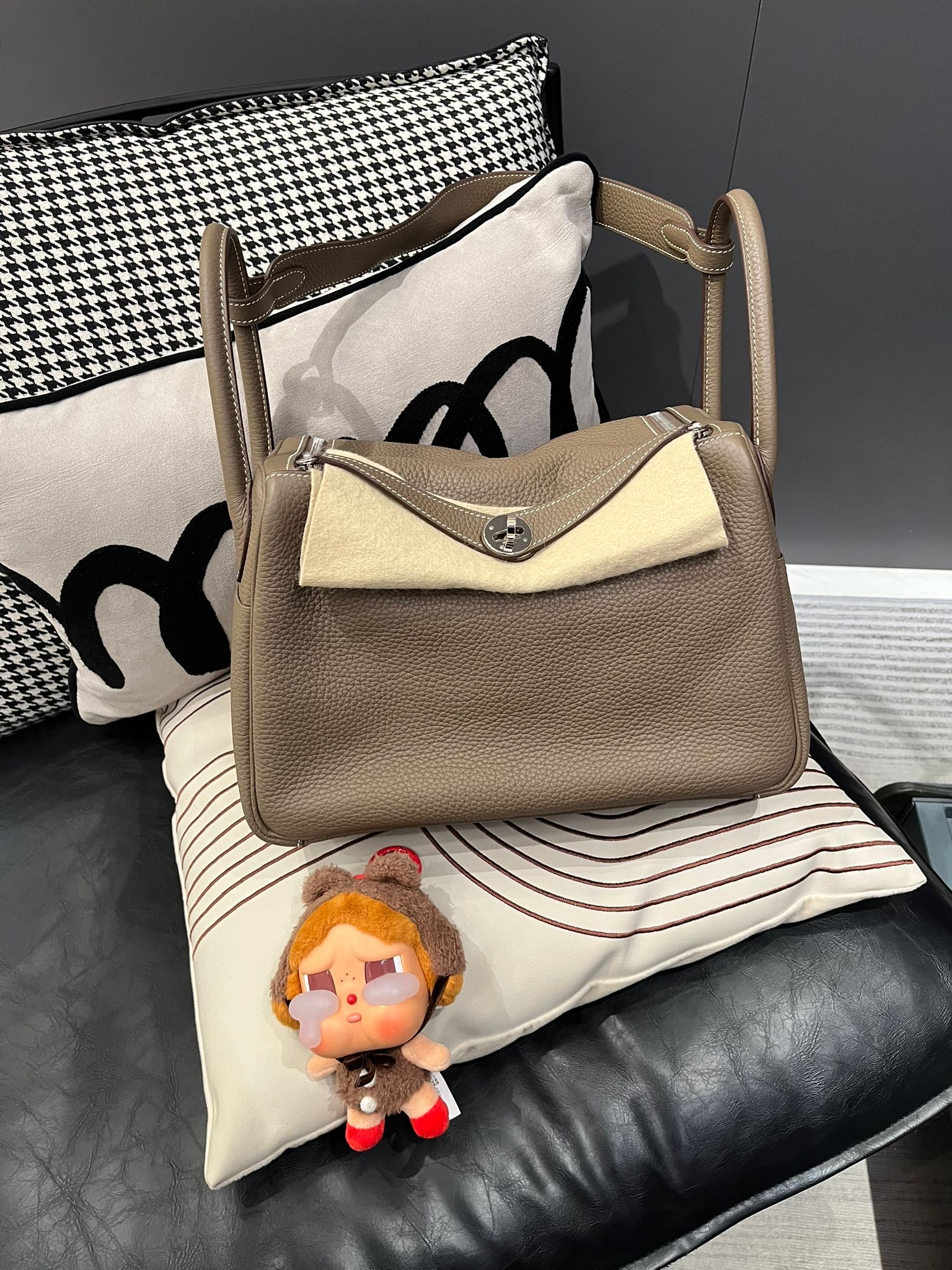 Hermes Lindy 30 Stamp C 大象灰銀扣 TC牛皮 100%Authentic, 98%New ✅Dust bag✅Raincoat ✅Box