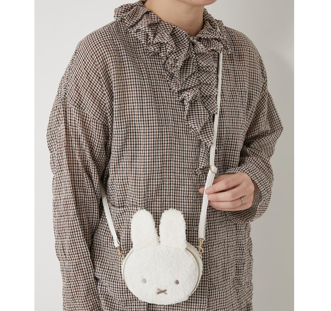 🐰Pre Order  - 雜誌附錄 miffy 草莓吊墜兩用手提袋及單肩袋 " 不連雜誌 "  ( 📦 大約3月中～底到貨, 若遇到缺貨或其它因素貨期會延遲 ）