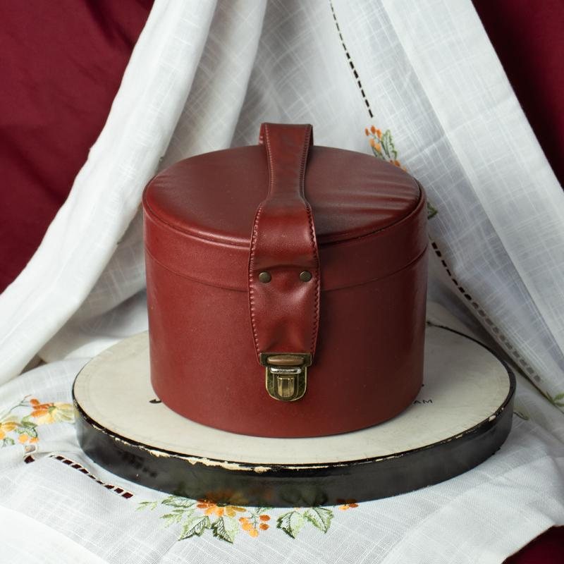 Vintage 1960s MOD Lipstick Red Hat Box/Cosmetic Box Faux Leather Handbag(EV388)