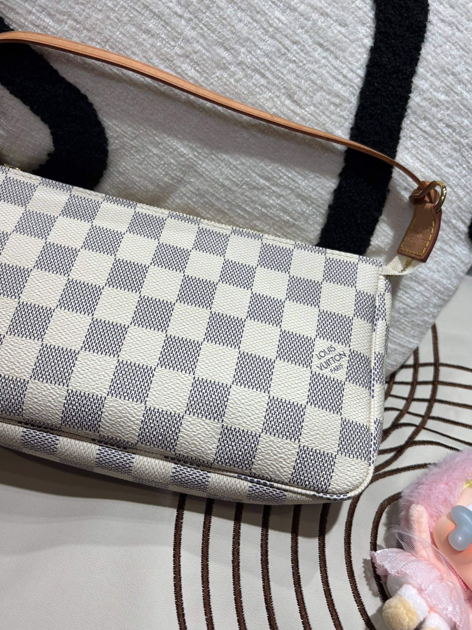 Louis Vuitton LV Pochette 白色棋盤格hobo bag 100%Authentic,98%new  