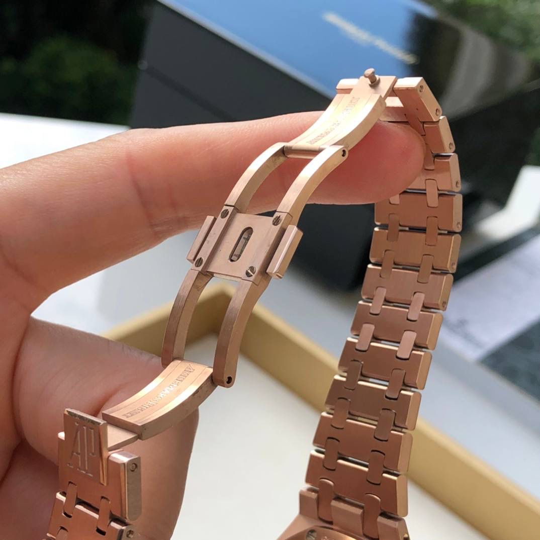 防眩光处理蓝宝石水晶 表壳套和表带均为316L精钢镀18k玫瑰金 瑞士进口石英机芯 组件这些看得明明白白 表壳套 底盖 表盘 防水胶圈等等 拆解看得细节，明明白白‼️💯😎