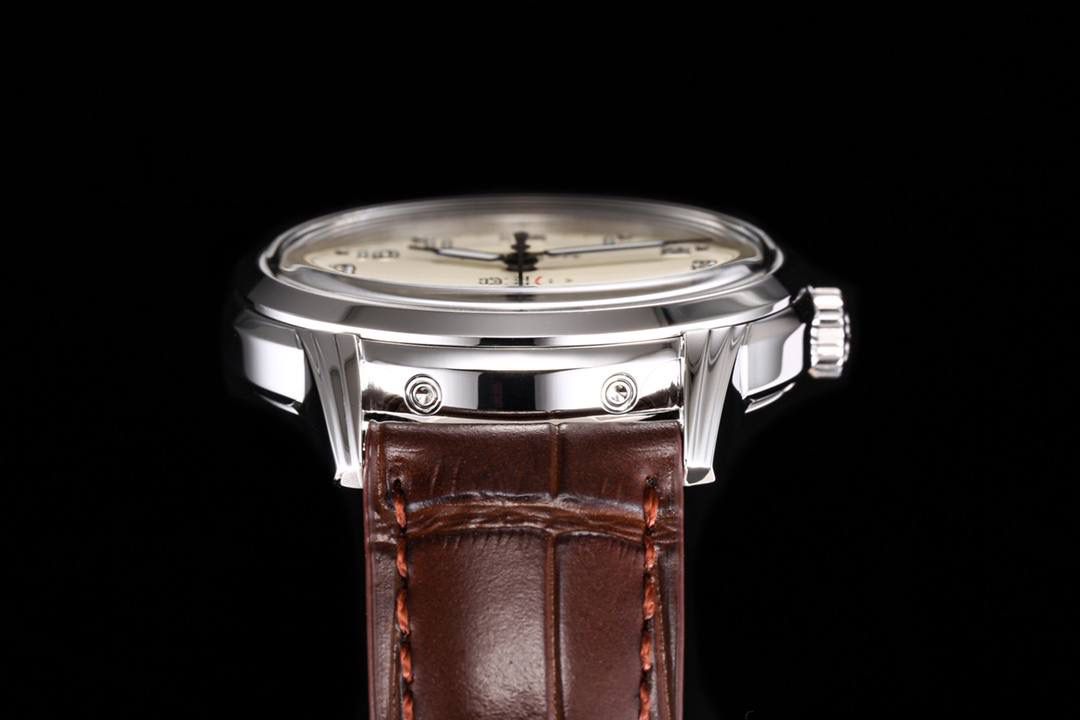 KR工厂耗时三年 打造顶级经典百达翡丽5320G-001超级复杂功能时计 40毫米一体冲压成型的双层式精钢表壳。 ①表盘边缘刻印有密分秒数刻度，配金质超强夜光阿拉伯数字 ② 时分针原版开模以巴顿式设计为基础，配以尖长的针尖，特色造型呼应1950年代Ref.1463计时码表的指针 ③表盘6点位置月相显示及日期 ④4点位置为闰年显示， 8点位置为日/夜24小时显示。注：非市场假功能版本。上面两位置功能为星期各月份 。 所有功能均有全真功能。⑤搭载KR独家324 S Q自动上链机芯 无论外观或是性能都是一丝不苟 完美的控制了表头厚度。 KR不惜重本，所有功能厚度全力还原如官网同步真功能！！！ 欢迎各大表友品鉴！！！