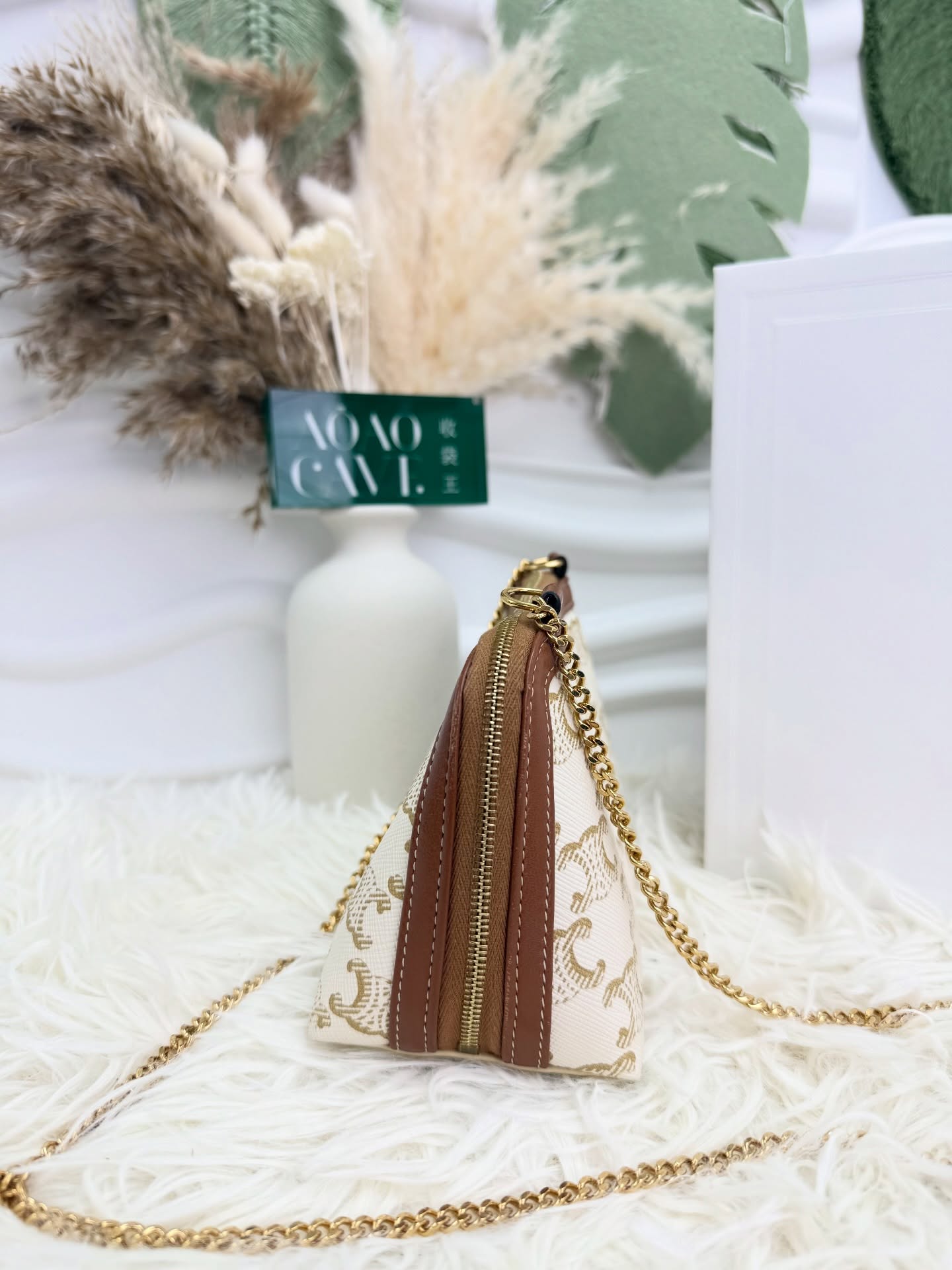 Celine 👜PRE OWNED 🐚Mini貝殼鏈條包🤎  Size: 16*8*12cm  配件 -塵袋、盒🫶🏻 優惠價 $4680  #收袋王  喜歡的話快點pm/whatsapp 我們💓 銷售熱線51111 321（whatsapp)  我們服務包括有：手袋飾物回收、手袋置換(一換一、一換多也可以） 、專業手袋鑑證、專業手袋護理 Is 購買方法 🏢親臨門市 荃灣南豐中心15樓1521室（荃灣地鐵站a出口1分鐘到）敬請預約 ❤️只賣正品正貨，任驗💓🫰🏻 ❤️‍🔥本店為香港註冊公司絕對真貨，信心保證👍🏻 🫰🏻本店設有鑑證服務，有駐場鑑證師  ✨歡迎追蹤我哋各個平台緊貼最新優惠x貨品🔥😍 👇🏻👇🏻👇🏻👇🏻👇🏻👇🏻👇🏻👇🏻  ⭐️Instagram: aoaocave  🌈Facebook: aoaocave收袋王  🔥Carousell: acluxuryhk  👆🏻👆🏻👆🏻👆🏻👆🏻👆🏻👆🏻👆🏻  ___________________________  Disclaimer🫰🏻All trademarks and copyrights are reserved to the original brand holders. @AOAOCAVE sells only authentic goods and is not affiliated with any of the brands mentioned.  @AOAOCAVE 跟任何品牌無關，而且沒有持有任何品牌資版權，亦沒有與任何品牌合作。所有商標及版權歸屬於品牌坊所有，帖子只作分享用途。  #aoaocave #手袋回收 #名牌買賣