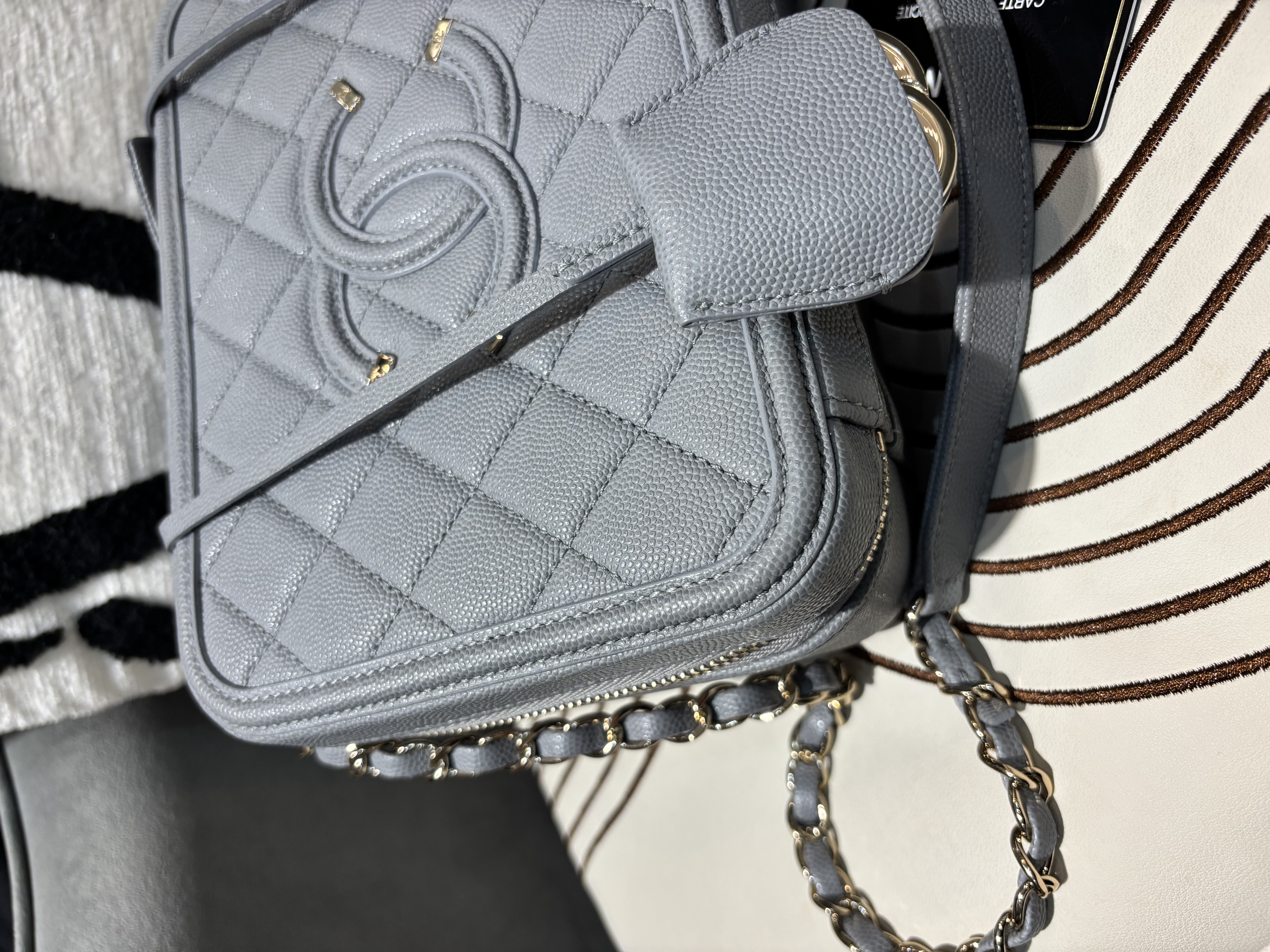 Chanel CC Filigree Shoulder Bag Grey 100%Authentic, 95%New ☑️29Card☑️Dust bag