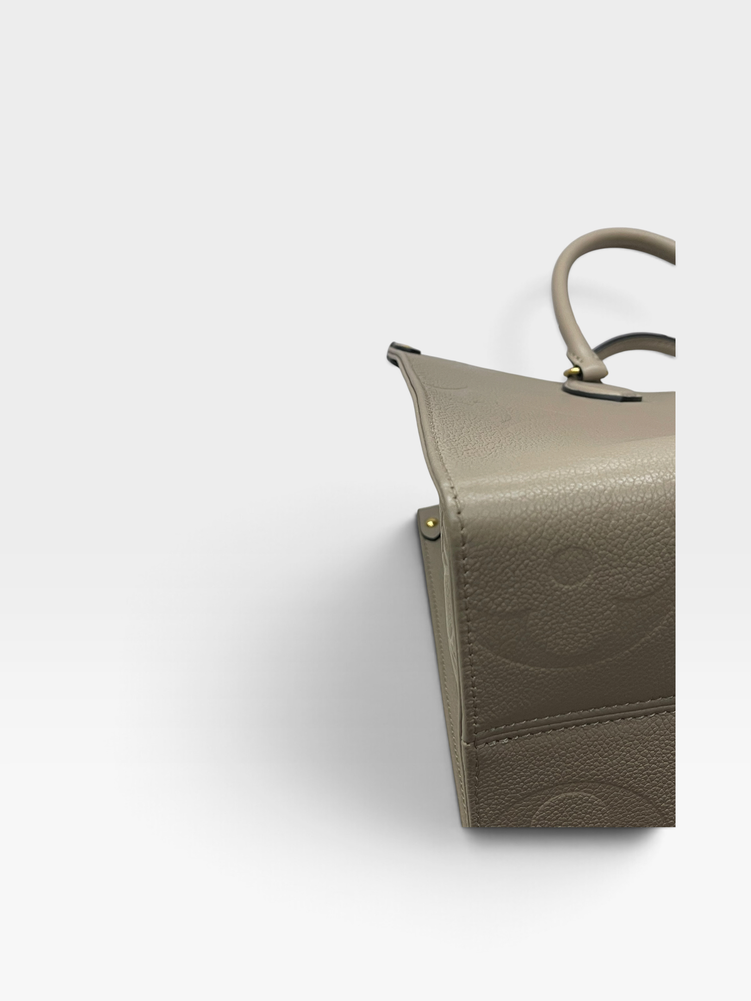 Pre-Owned LV On The Go MM / Product Code: 091016