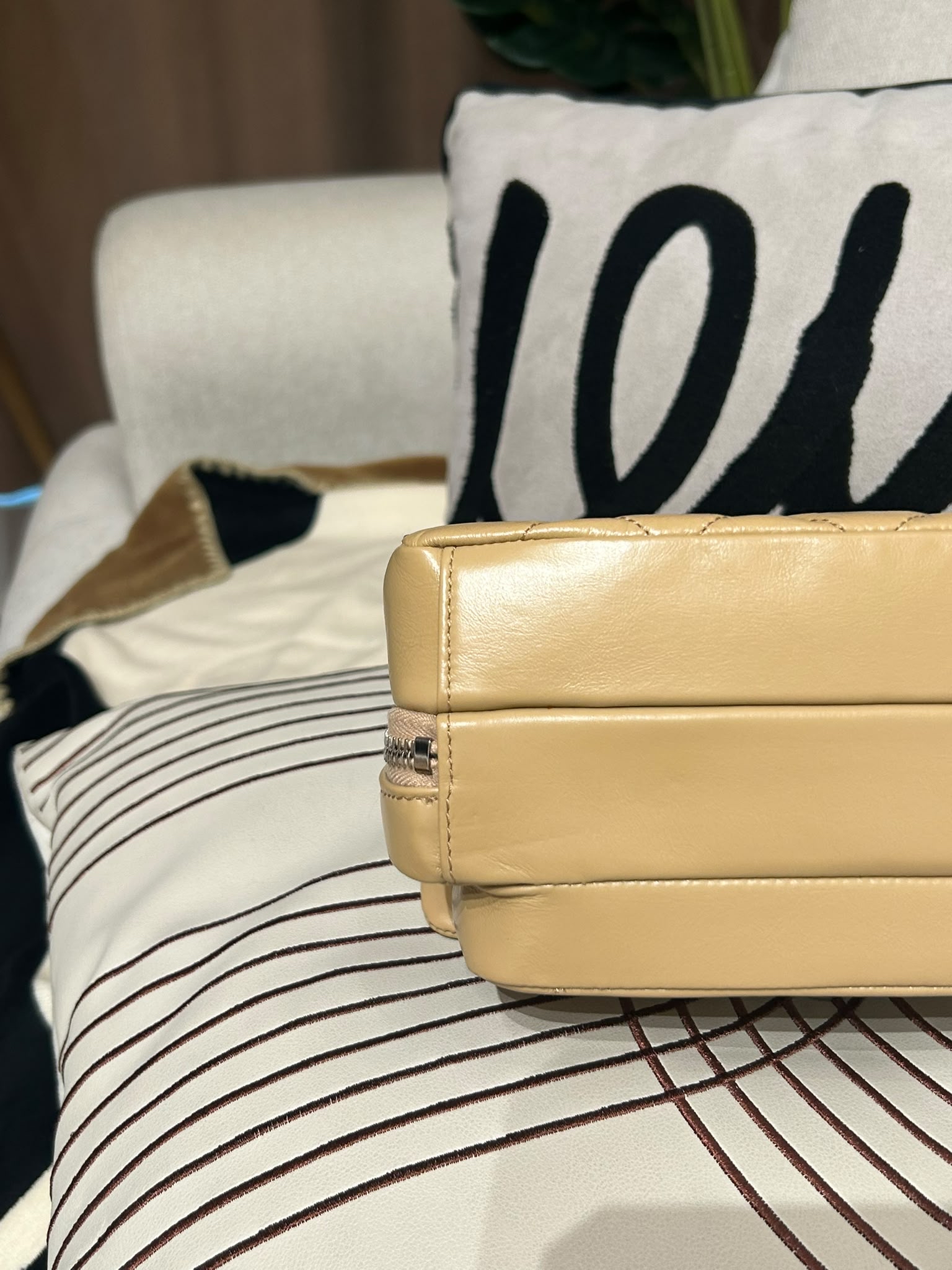 Chanel flap bag Shoulder Bag beige calfskin chain bag 100%Authentic,98%new ✅29card ✅box