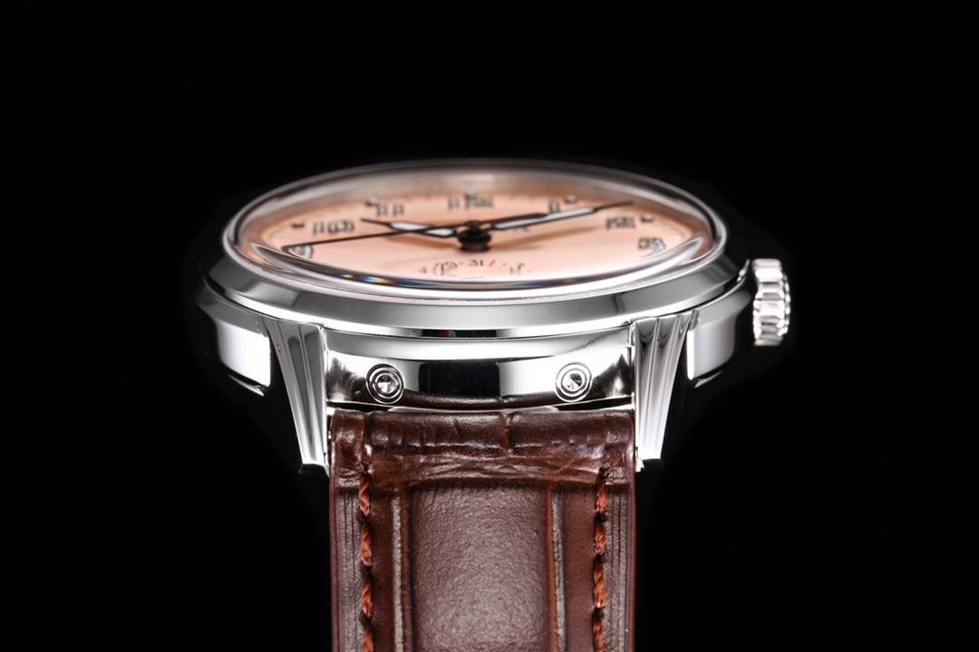 KR工厂耗时三年 打造顶级经典百达翡丽5320G-001超级复杂功能时计 40毫米一体冲压成型的双层式精钢表壳。 ①表盘边缘刻印有密分秒数刻度，配金质超强夜光阿拉伯数字 ② 时分针原版开模以巴顿式设计为基础，配以尖长的针尖，特色造型呼应1950年代Ref.1463计时码表的指针 ③表盘6点位置月相显示及日期 ④4点位置为闰年显示， 8点位置为日/夜24小时显示。注：非市场假功能版本。上面两位置功能为星期各月份 。 所有功能均有全真功能。⑤搭载KR独家324 S Q自动上链机芯 无论外观或是性能都是一丝不苟 完美的控制了表头厚度。 KR不惜重本，所有功能厚度全力还原如官网同步真功能！！！ 欢迎各大表友品鉴！！！