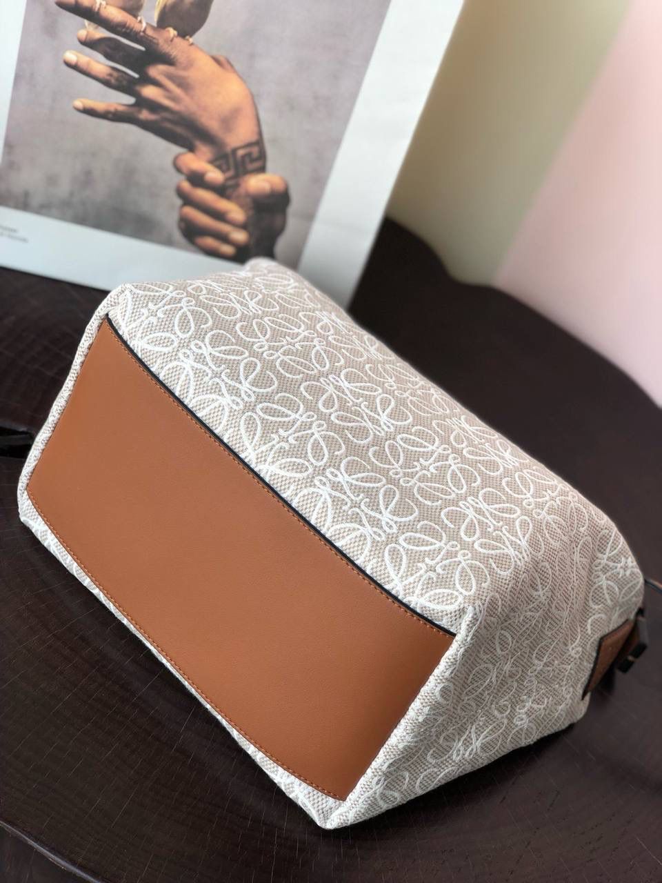 * 𝘊𝘶𝘣𝘪 𝘈𝘯𝘢𝘨𝘳𝘢𝘮 提花布手袋✌️ 大号尺寸:27-17-22cm（顶部宽处34cm） 小号尺寸：21-12-17cm（顶部宽处25cm） 编码:062102布配棕 包包面料挺括度适中，没有固定形状 ，背上出门慵懒氛围感十足😘，肩带可以调节，伸缩至腋下背，单肩，手拎皆可