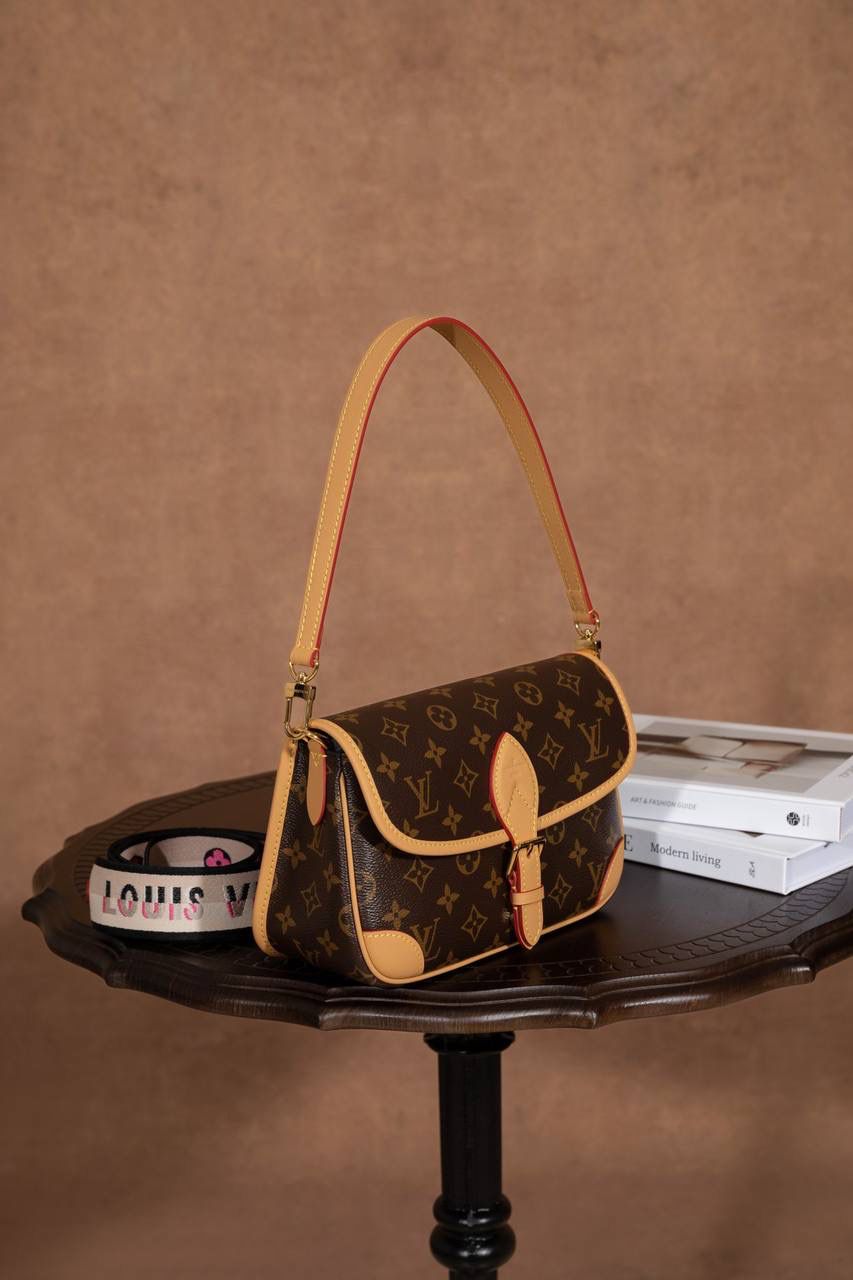 LV老花包💼😍 皮料采用意大利 A 级皮料，品质卓越。不管是是手感还是耐用性都堪称一流。五金精致，面料考究，手工精湛，油边细腻，每一个细节都彰显着 A 级出品的高标准。图片与产品一致，所见即所得哟🔥🔥 Size：25x15x19cm 细节真的很顶！ 渠道货的工艺一看就懂，从走线、五金到皮料和油边，全部都很细。 整体质感在线，拿在手上就知道做工不马虎，真的越看越爱😍