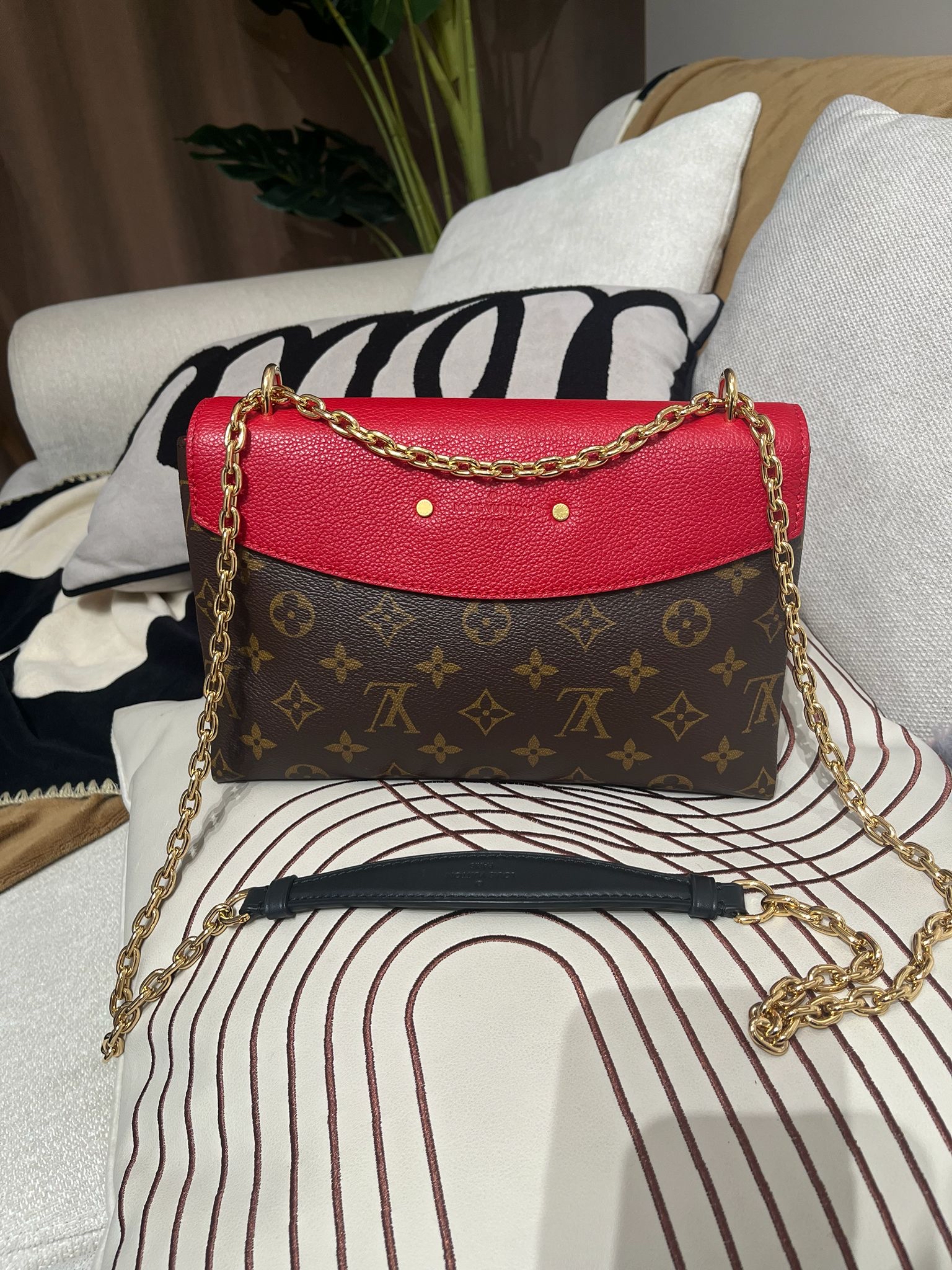 Lv Saint Placide Monogram Chain SHOULDER BAG M43713 100%Authentic ,98%new✅dust bag  
