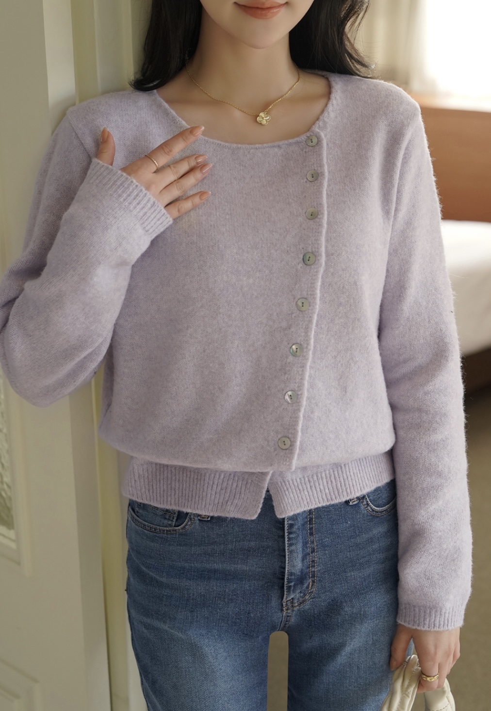 ♡ 排排鈕圓領上衣。