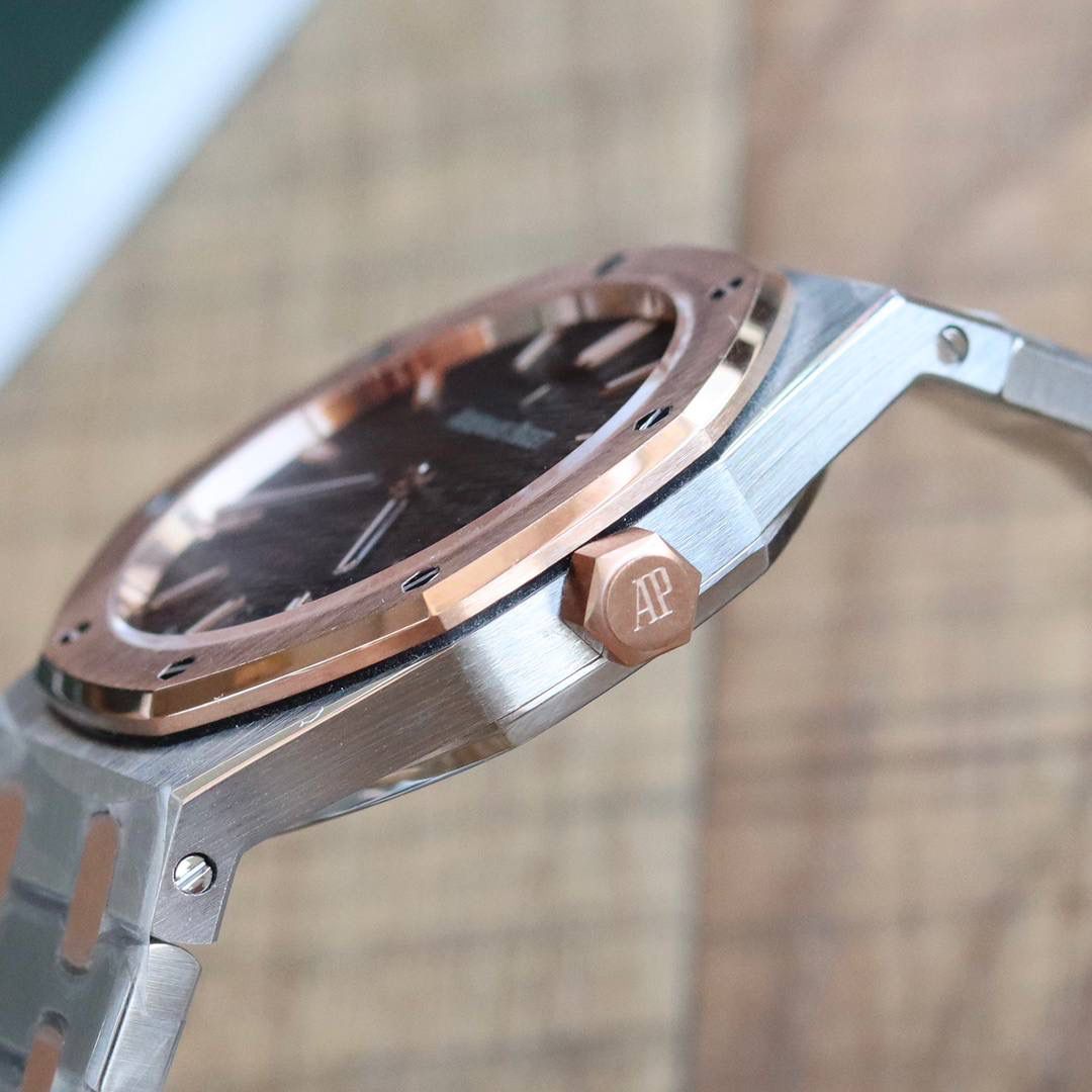 🚀原单AUDEMARS PIGUET爱彼 皇家橡树系列67女士石英腕表 独家原版拆解开模 所有配件均可原版互换使用，搭载原装瑞士F04111石英机芯。走时精准！全程CNC打磨，多次校对调整版型，棱角分明。表壳直径33MM,多边形状表圈与表壳精密相合，表圈以六边形螺丝栓固定在表壳上（圈口镶嵌精美施华洛世奇钻，璀璨夺目）表带链节精致规整，链节经过上百次细致的打磨处理，呈现出完美的纹理。折叠式表扣开合简单，佩戴方便。腕表表耳处呈弯折状，可以保证腕表与腕部更加贴合。表盘镌刻“Grande Tapisserie”大方格纹装饰，搭配荧光立体时标和皇家橡树指针，宽大的指针和时标让读时简单清晰。三点位置日期显示窗口，以阿拉伯数字显示。腕表为密闭表底，表底上镌刻皇家橡树系列的英文名称“Royal Oak”字样✨🔥