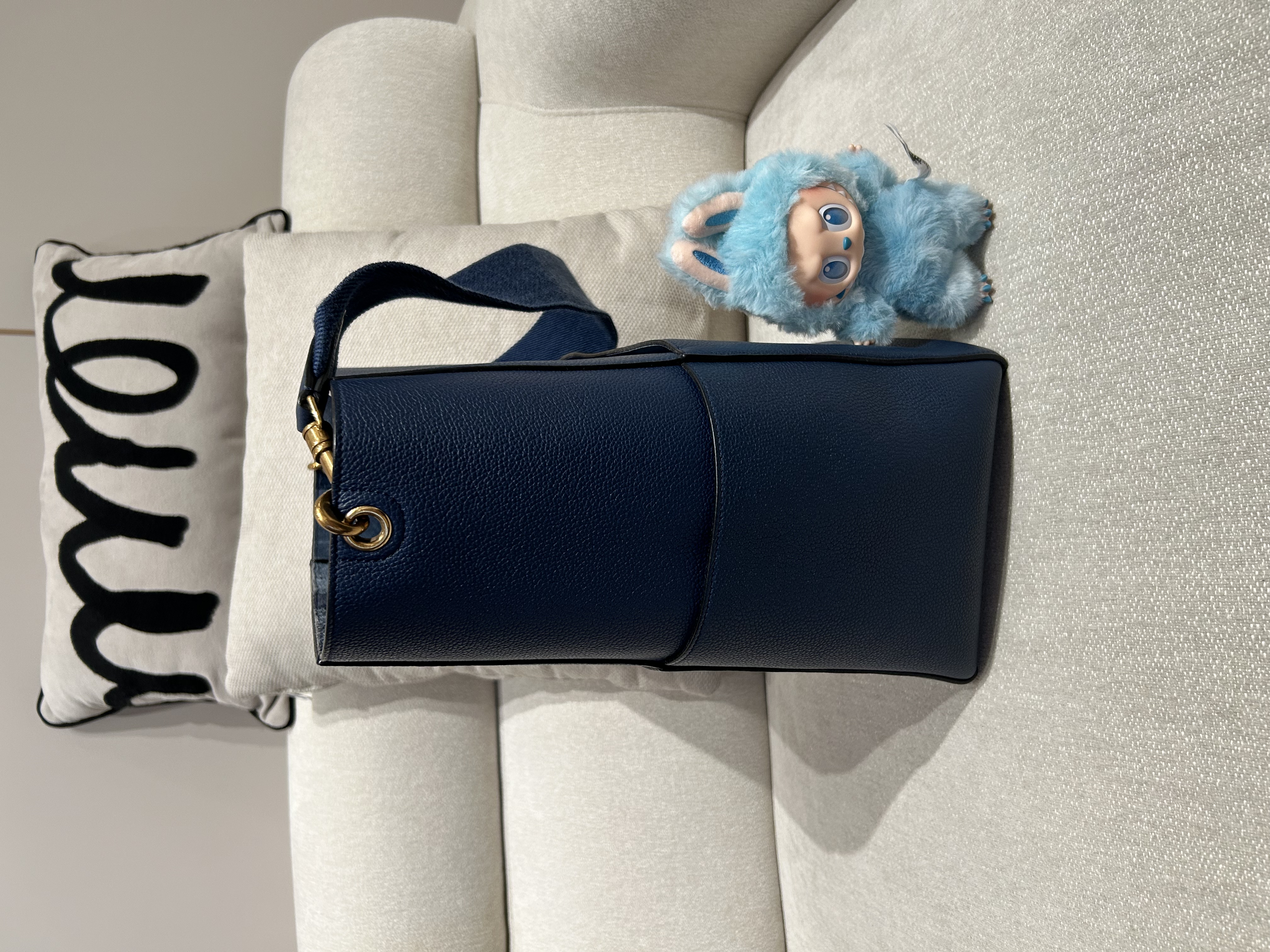 Celine sangle medium 牛皮shoulder bag 100%Authentic,98%new ✅dust bag