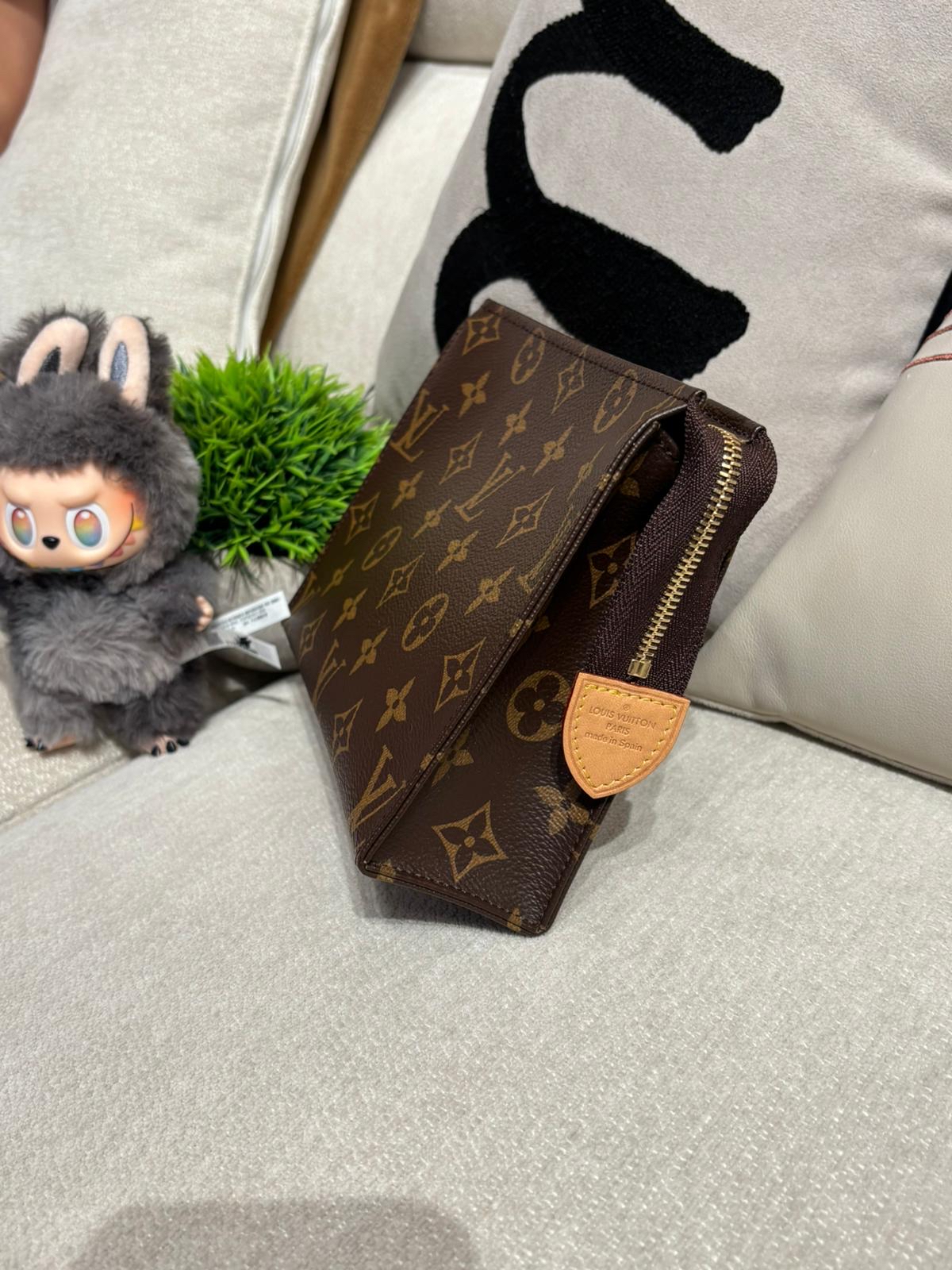 全新 LV toilette M47544 梳洗包19 手拿化妝包 100%Authentic, 全新未使用品 ✅Dust bag ✅Box