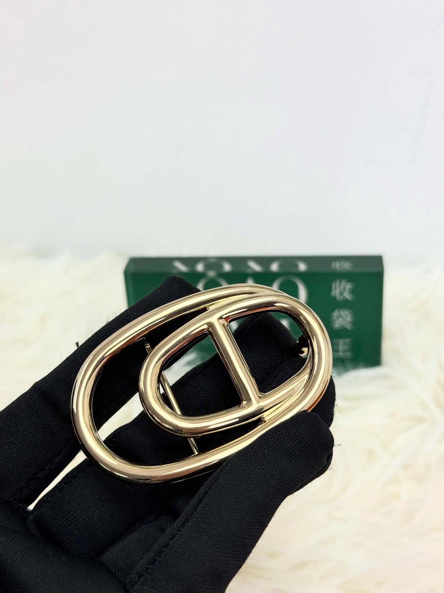 HERMES🤍PRE OWNED🧡全新 豬鼻子金扣 灰色皮帶  配件 - 塵袋、盒  💰價錢 - $7980  #AOAOCAVEHERMES🫶🏻 #收袋王  喜歡的話快點pm/whatsapp 我們💓 銷售熱線51111 321（whatsapp)  我們服務包括有：手袋飾物回收、手袋置換(一換一、一換多也可以） 、專業手袋鑑證、專業手袋護理  購買方法 🏢親臨門市 荃灣南豐中心15樓1521室（荃灣地鐵站a出口1分鐘到）敬請預約 ❤️只賣正品正貨，任驗💓🫰🏻 ❤️‍🔥本店為香港註冊公司絕對真貨，信心保證👍🏻 🫰🏻本店設有鑑證服務，有駐場鑑證師  ✨歡迎追蹤我哋各個平台緊貼最新優惠x貨品🔥😍 👇🏻👇🏻👇🏻👇🏻👇🏻👇🏻👇🏻👇🏻  ⭐️Instagram: aoaocave  🌈Facebook: aoaocave收袋王  🔥Carousell: acluxuryhk  👆🏻👆🏻👆🏻👆🏻👆🏻👆🏻👆🏻👆🏻  ___________________________  Disclaimer🫰🏻All trademarks and copyrights are reserved to the original brand holders. @AOAOCAVE sells only authentic goods and is not affiliated with any of the brands mentioned.  @AOAOCAVE 跟任何品牌無關，而且沒有持有任何品牌資版權，亦沒有與任何品牌合作。所有商標及版權歸屬於品牌坊所有，帖子只作分享用途。  #aoaocave #手袋回收 #名牌買賣