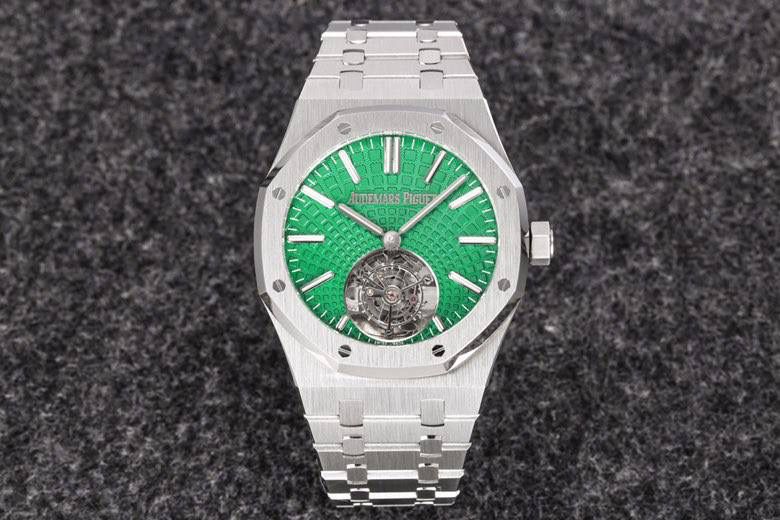 最新推出 2022 年爱彼皇家橡树自动上链陀飞轮腕表🚀🚀 腕表搭载爱彼新一代自产 Cal.2950 机芯，将浮动式陀飞轮与中央自动摆陀结合，兼顾复杂工艺与日常佩戴实用性。 41mm 表壳、12.5mm 厚度，尺寸刚刚好。经典 “Tapisserie” 格纹面盘改为以 6 点位陀飞轮为中心向外放射的新设计，视觉更有冲击力。 过去运动表偏实用，但现在高端玩家更在意“好看又够复杂”。这款皇家橡树自动陀飞轮，不只有陀飞轮的看点，还有自动上链的方便性，在运动表里算是少见的高阶配置，一亮相就成功吸引不少收藏家目光。