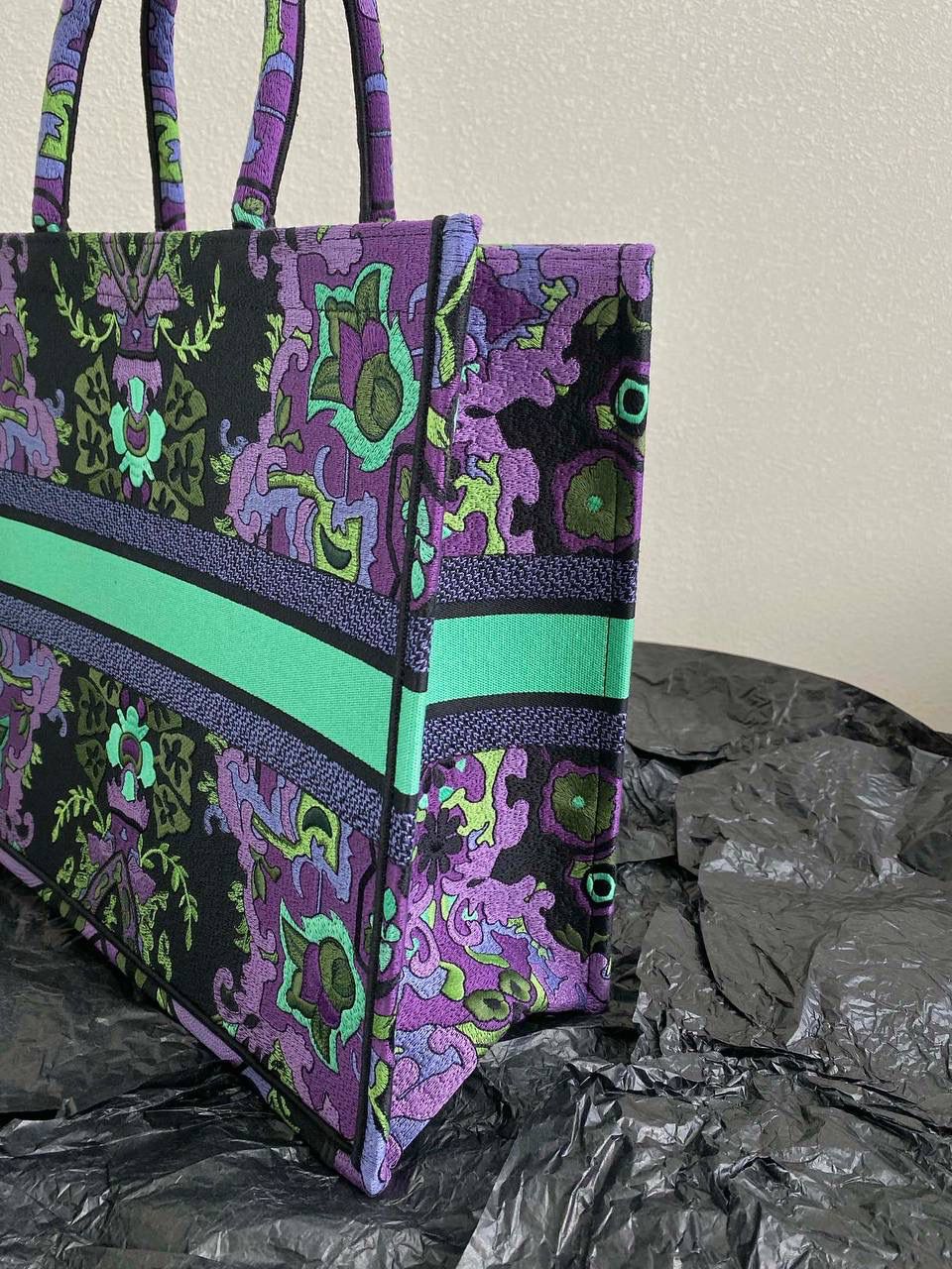 🈶漫花紫大号 𝗖𝗗 𝗕𝗼𝗼𝗸 𝗧𝗼𝘁𝗲 23最新购物袋 独特而神秘的紫色，今年的热度依旧不减 对于我这种偏爱彩色的来说，简直惊叹 印度异域风情，大自然永远有的灵感 有几分漫而梦幻的氛围气息，温柔雅致 带有一种稳定，静谧，和谐的基调🎀 多元素的文化交流，是一只行走的艺术品 42×35×18.5cm