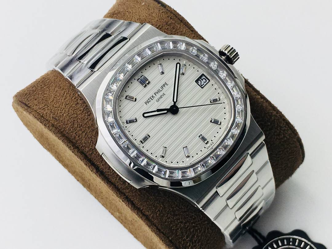 【PPF FactoryV4升级版强势来袭】百达 翡丽 璀璨方钻亮相了[色]第一款真正意义上的超级鹦鹉螺，震撼来袭！ 1⃣️全新修正的不锈钢表带，铰链部分根据真正的百达 翡丽鹦鹉螺不锈钢表带拆解开发，和正品一致的贴合效果，逆袭之前所有副本！ 2⃣️铰链开合角度和正品一致，锁毕声音和正品相同！ 3⃣️重点指出此次V4版的面盘在采用与真品一致的覆荧光涂层金质立体时标，特别突出的“蓝魅”面无限接近原版！ 4⃣️机芯方面是全新订制的修正版的一体芯Cal.324机芯，是目前唯一做到机芯的钢印与正品一样的雕刻工艺。 只有做到最好才配戴他去诗和远方！ PPF Factory 超级鹦鹉螺王中王！欢迎您的品鉴！