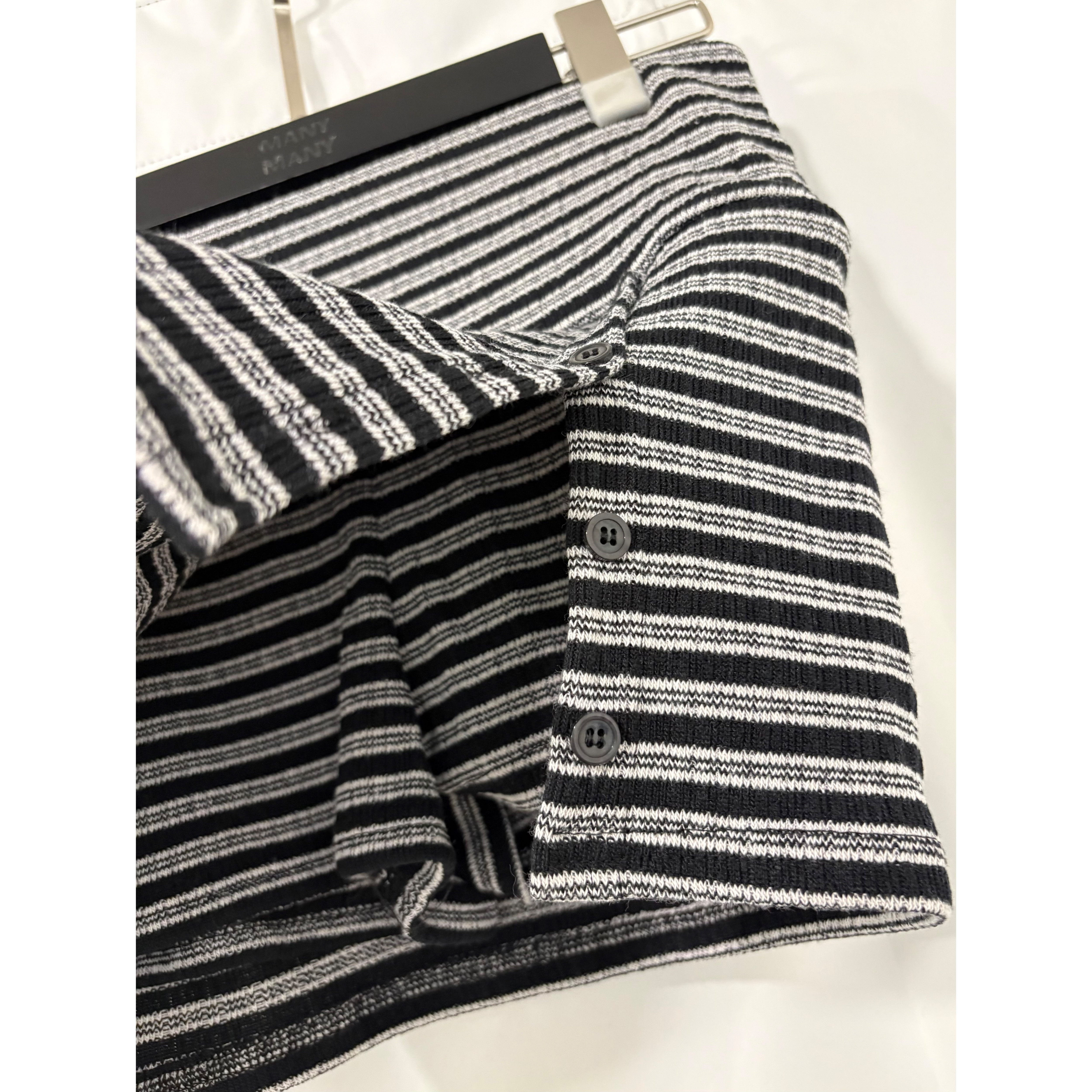 新品價8月4截單🍑2608C《STRIPED BUTTONED SKPT》