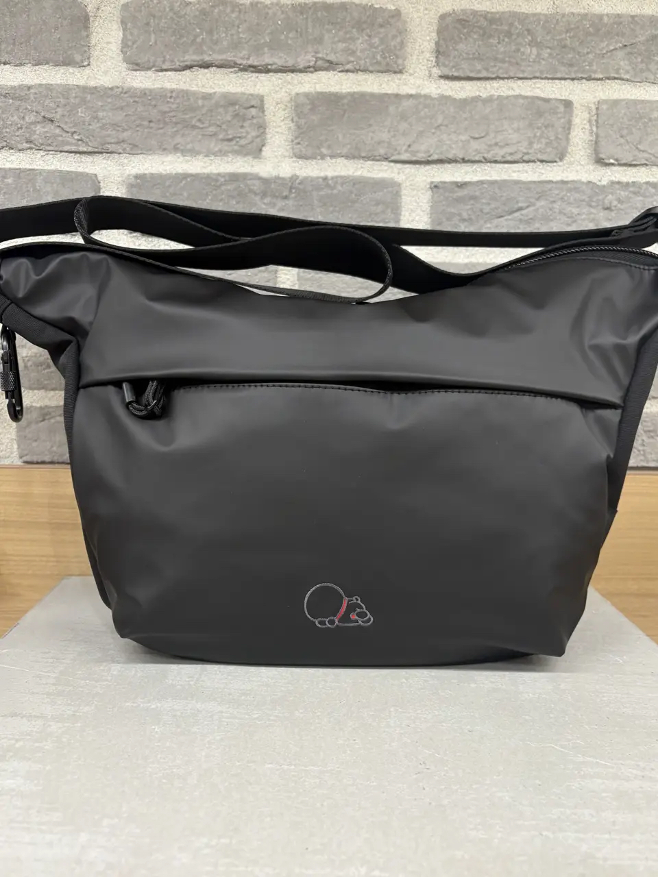 [訂購] 多啦A夢斜孭袋(大) 暗黑系列 叮噹刺繡 登山扣 | Doraemon袋 禮物