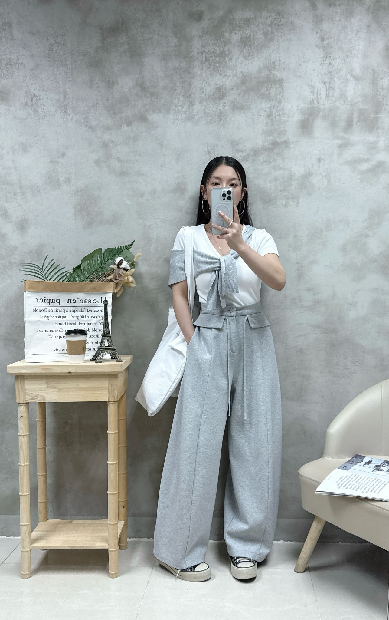 C13 V領暗紋骨感Tee