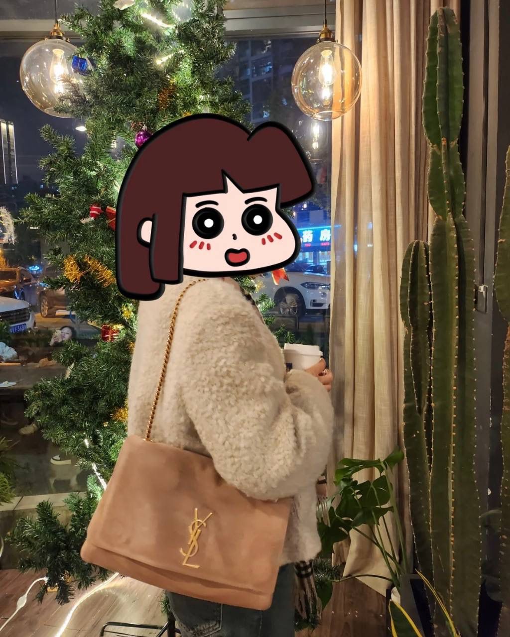 ys1 kate双面平纹粉/麂皮粉 中号👶🏻 我个人很喜欢的一只ys1 一只包有两种风格(双面能用) 春夏用牛皮面，秋冬用麂皮面 有没有和我一样不喜欢定型包的姐妹 就喜欢这只双面kate软piapia的随性感☺️ 容量贼大，自重还轻，爱了爱了～ 28.5×20×6cm553804m