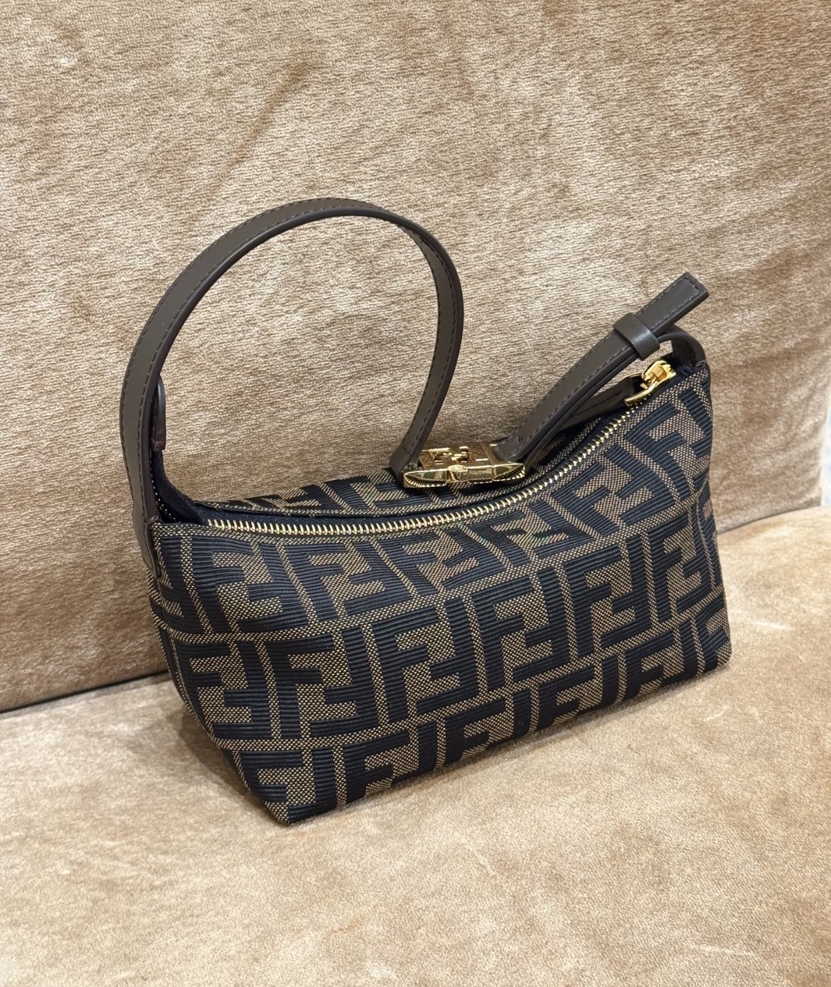 限時優惠✨新款🆕訂貨🍒Fendi small 飯盒包 🔖 SIZE 21x11x10cm 可上肩~