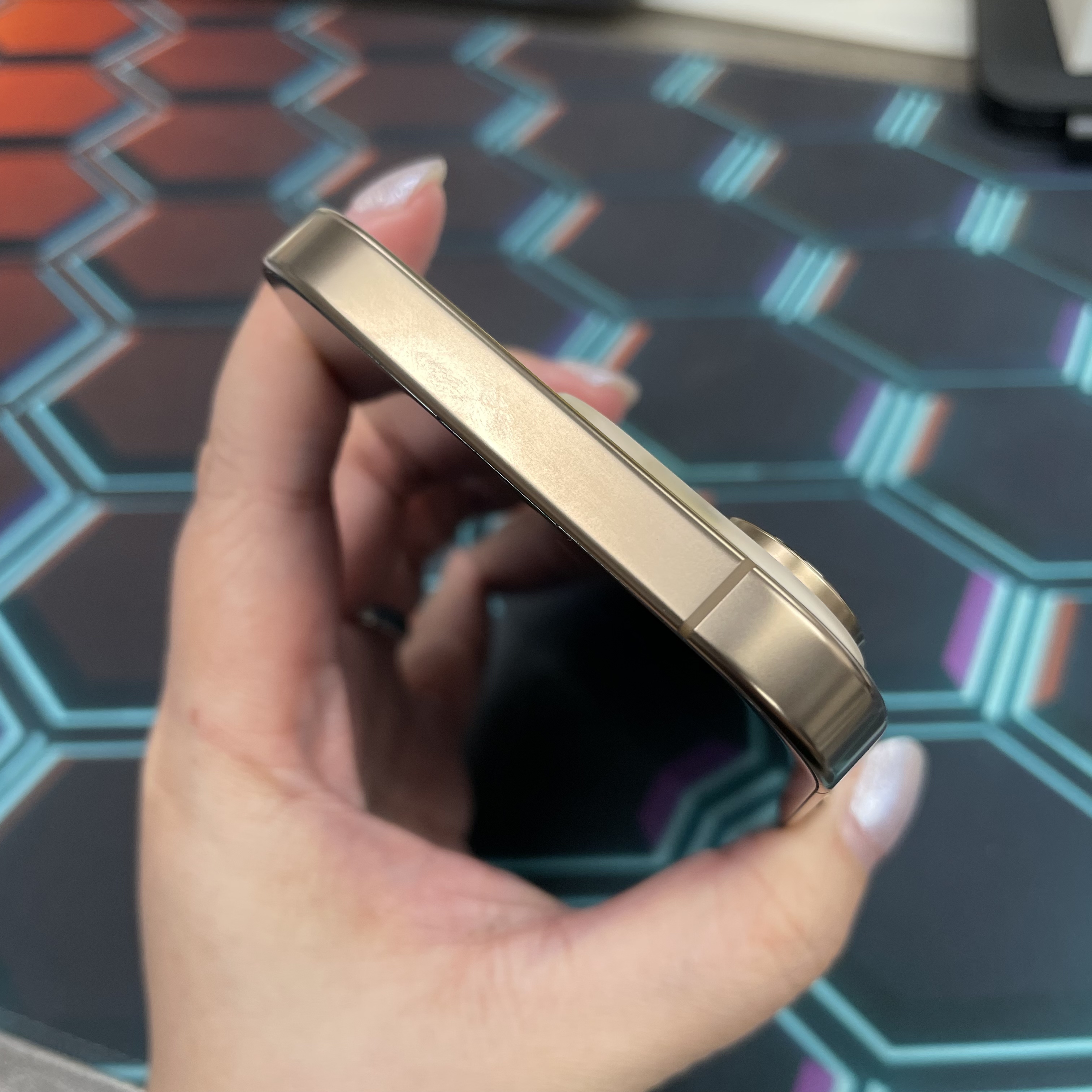 *6986 16 Pro 完美機 1TB 電89 沙色 gold