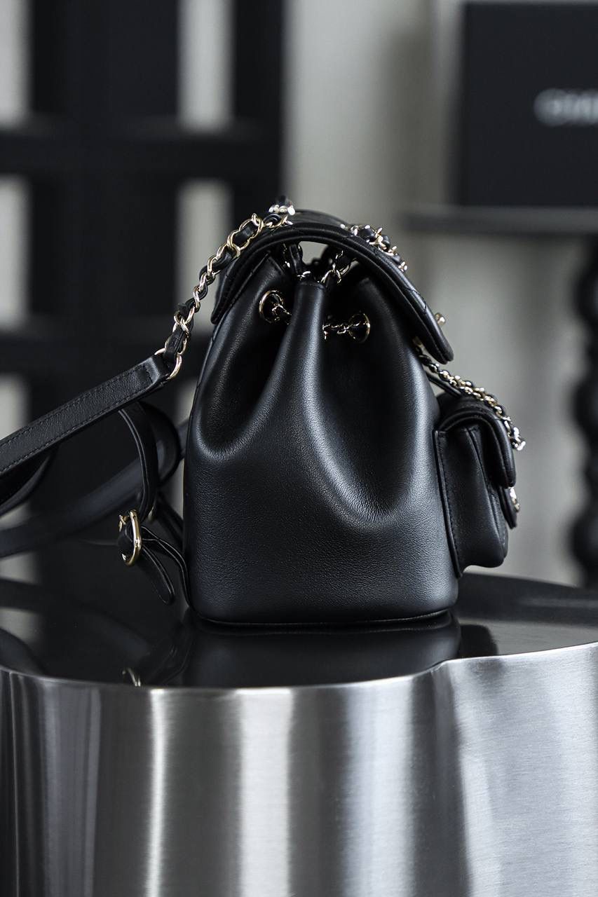 23P Duma小號雙肩包鑒定版👜 ITALY意大利皮料過關清單資料可査詢 從90年代紅到現在的Duma，熱度不減甚至一包難求！ 容量可觀非常實用，甚至背法多變可以手提、單肩背、雙肩背，俏皮可愛且超級减齡！ 五金：厚镀14k浅金扣 皮料：italy原廠摔紋小牛皮 尺寸：18*18.5*12cm