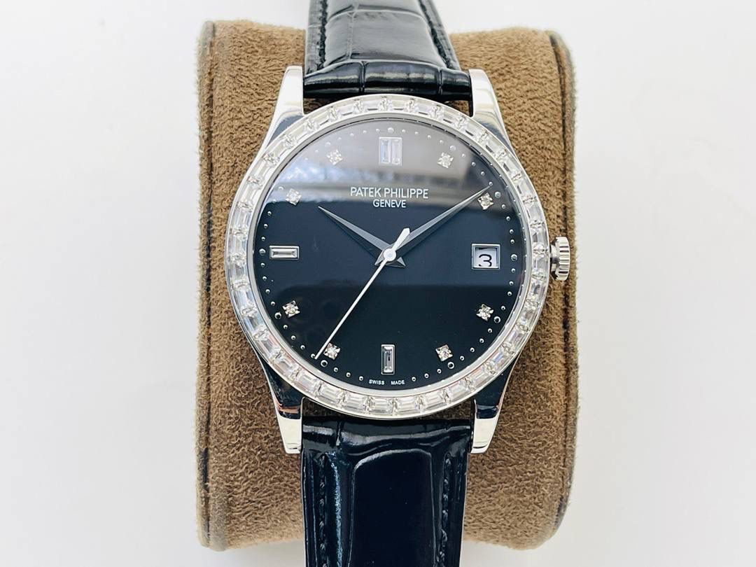 经典再续 百达翡丽古典表系列——5296-001．铂金V4升级版🤩😍细节方面： 1⃣️全新904L打造整体壳套，完善表壳细节，提升打磨质量，独家还原出正品的完美比例和特有质感。日历窗口改大小与正品一致，而非普通正常窗口！ 2⃣️刻度，指针采用最新的贵金属电镀技术加持，效果更佳出彩！ 3⃣️“锅盖型”微凸蓝宝表镜，版型与正品一致，效果通透，辨时清晰。 4⃣️【引领一体机时代】采用定制版Cal.9015改324机芯，超薄稳定性强！ 5⃣️【表带】经典意大利小牛皮表带，纹路清晰，质感上乘。针式表扣打磨齐整光亮，通用原装无压力。